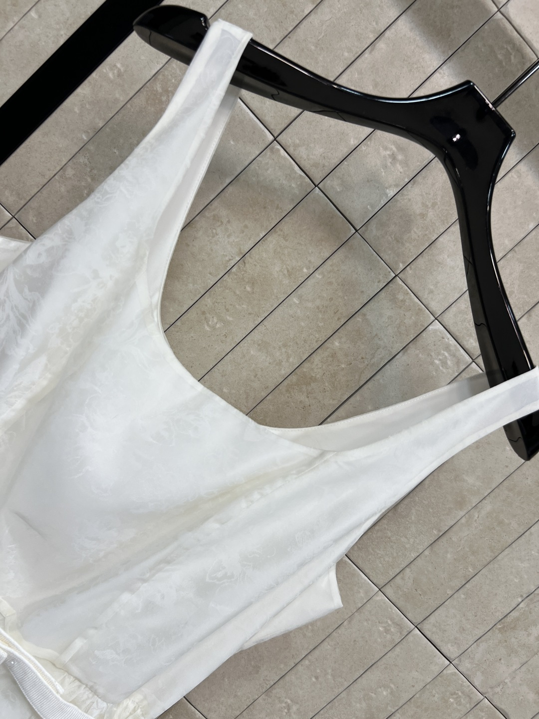 D家 26夏季新款 提花吊带连衣裙​​ 面料轻盈搭配精致提花工艺 花纹超有质感 吊带+收腰设计 勾勒优雅