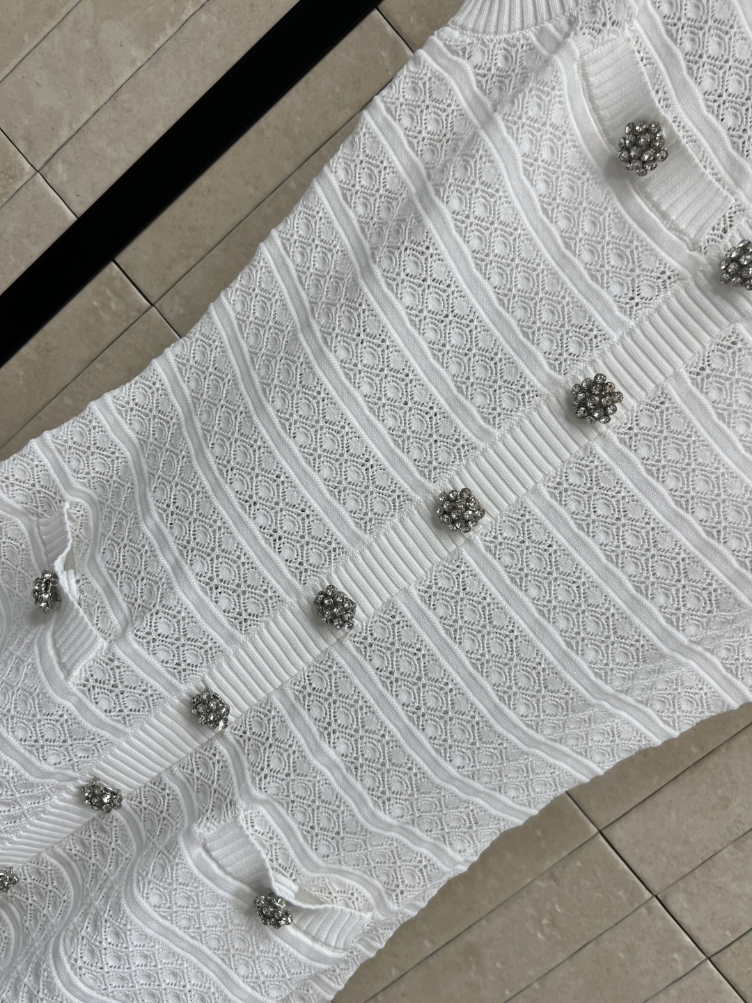Self家 26夏季新款 白色针织连衣裙 袖设计+精致镂空针织纹理 单排钻扣点缀 优雅又高级 A字裙摆收