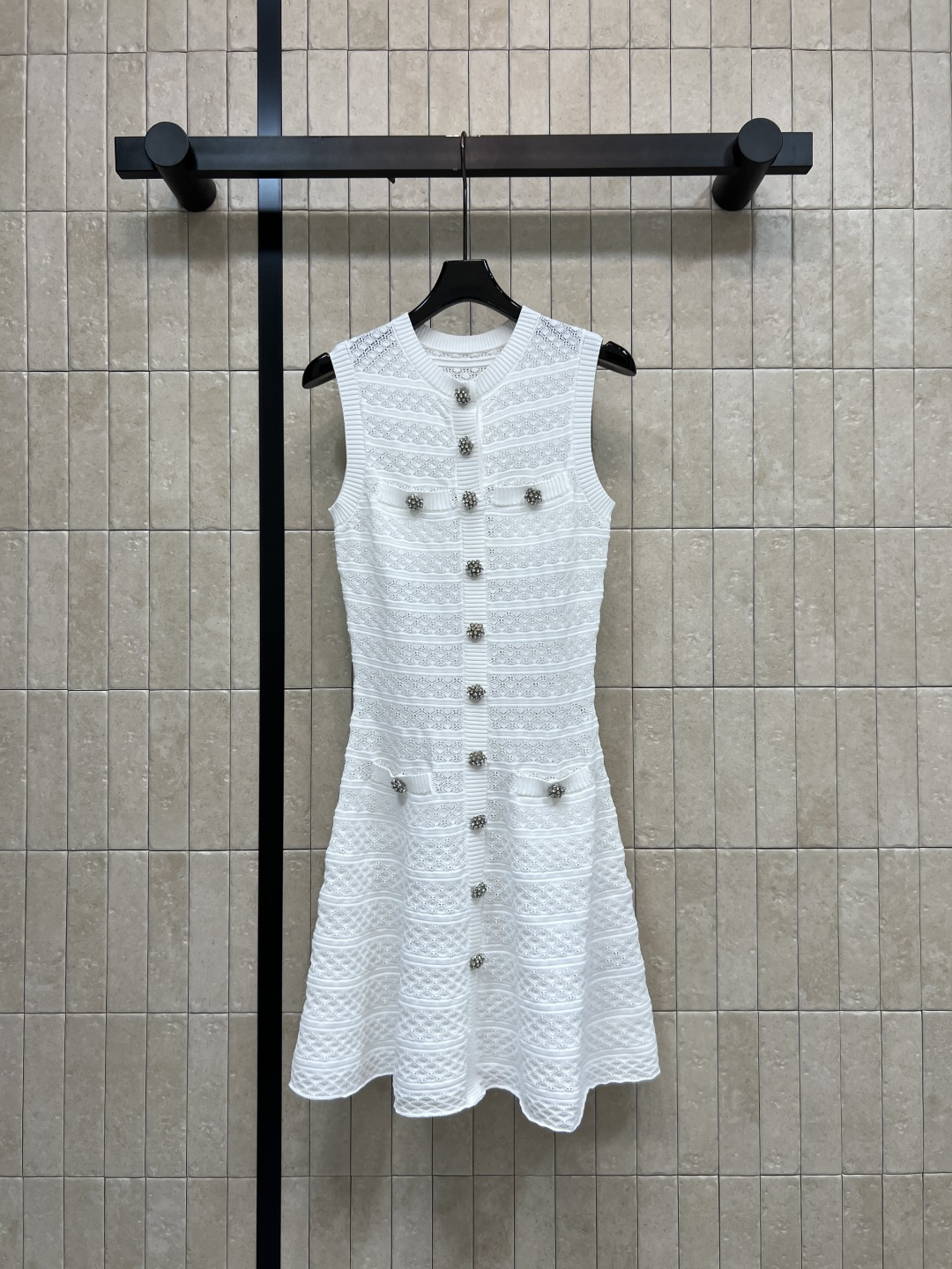 NO:844932,Self's 26 new summer style white knitted dress, sleeve design + exquisite hollow knitted texture, single-row diamond button embellishment, elegant and high-end A-line skirt, waist slimming, body modification, exquisite tailoring and details, easy to control for commuting, dating and traveling. Knitted material is breathable and comfortable. Three sizes in one color, Size/S-M-L,, fendi, skirts,19860909Self家 26夏季新款 白色针织连衣裙 袖设计+精致镂空针织纹理 单排钻扣点缀 优雅又高级 A字裙摆收腰显瘦 修饰身形 精致剪裁和细节 通勤 约会 出行 都能轻松驾驭 针织材质透气舒适 一色三码Size/S-M-L,,fendi,skirts,,Women's clothing