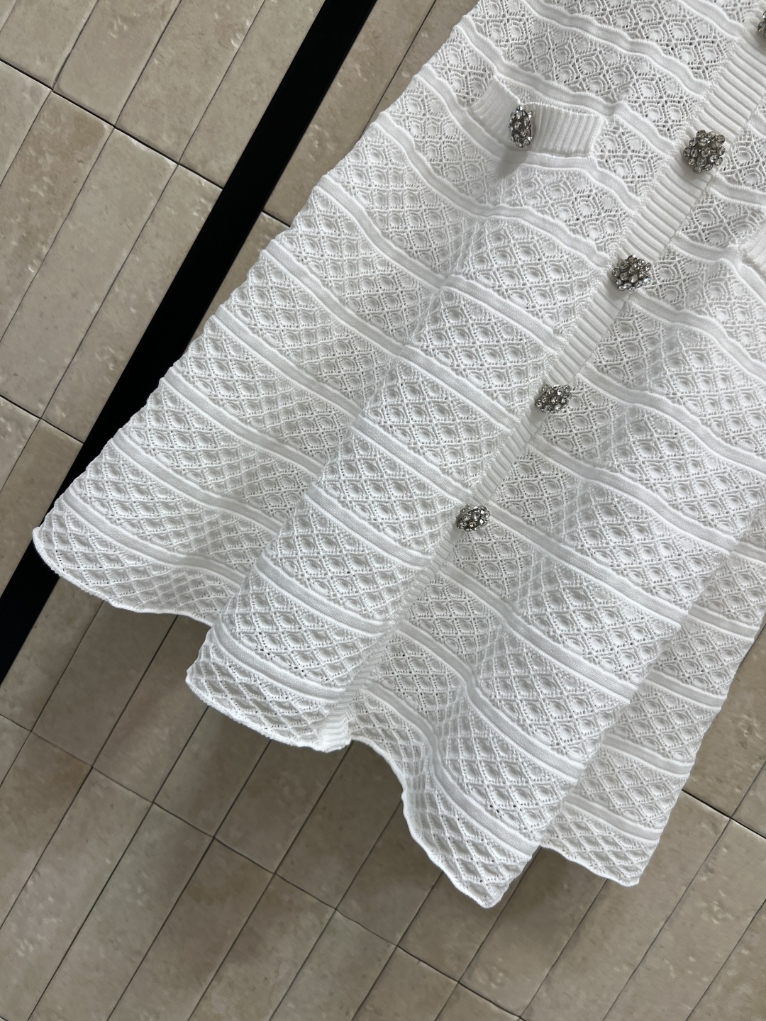 Self家 26夏季新款 白色针织连衣裙 袖设计+精致镂空针织纹理 单排钻扣点缀 优雅又高级 A字裙摆收