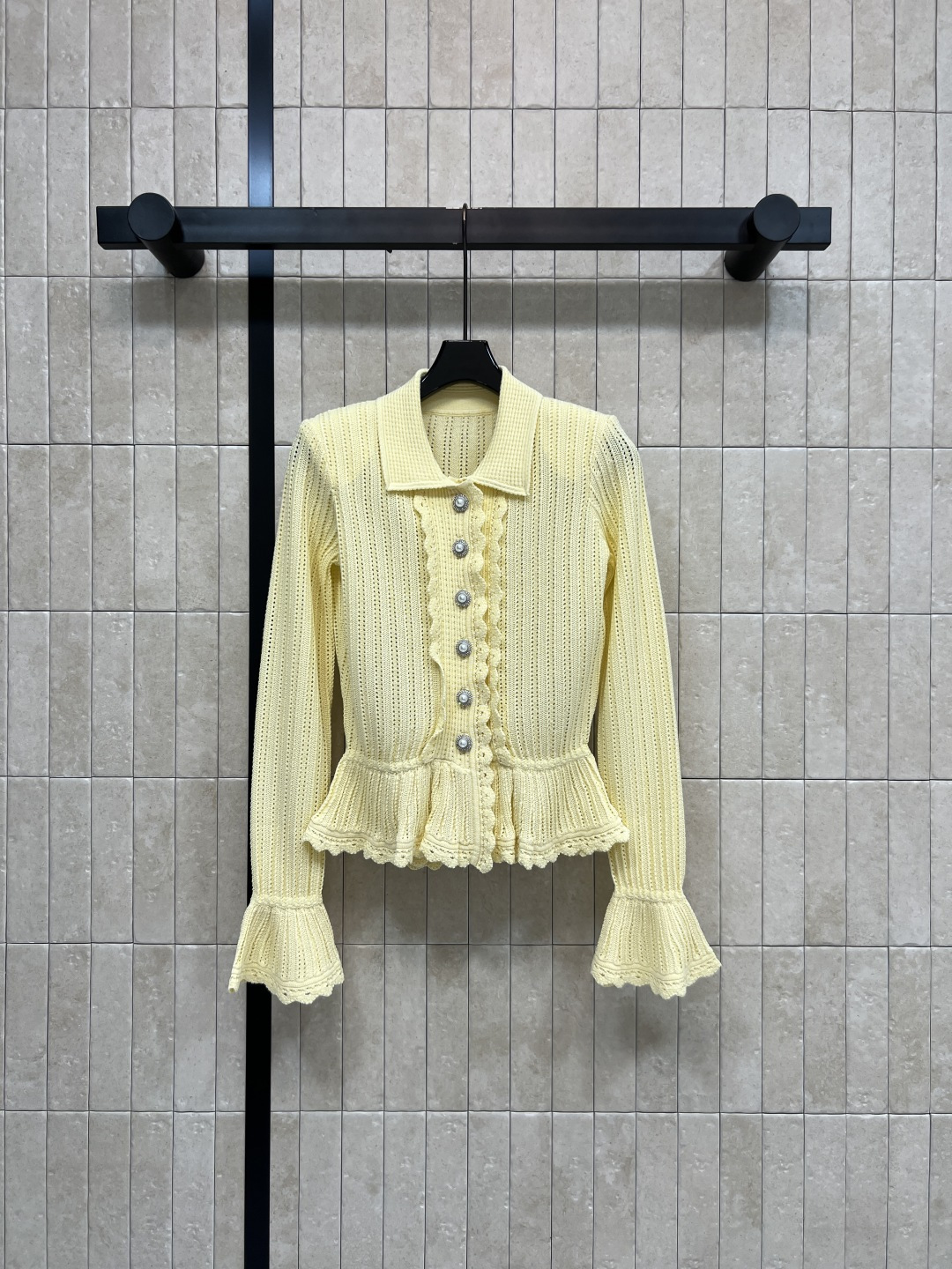 NO:844900,Self's 26 new summer model, cream yellow knitted sweater, lapel + ruffles + pearl diamond buttons, full of French elegance, bell sleeves and waist design, body-modifying and flexible, fresh and healing, can be matched with the same color skirt or jeans, commuting, dating, easy to control in daily life, gentle and refined atmosphere, easy to get, one color, three sizes, Size/S-M-L,, fendi, skirts, jeans,19860909Self家 26夏季新款 奶油黄针织衫 翻领+荷叶边+珍珠钻扣 法式优雅感满满 喇叭袖和收腰设计 修饰身形又灵动 清新治愈 可搭配同色半裙或牛仔裤 通勤 约会 日常都能轻松驾驭 温柔精致氛围感轻松get 一色三码Size/S-M-L,,fendi,skirts,jeans,,Women's clothing