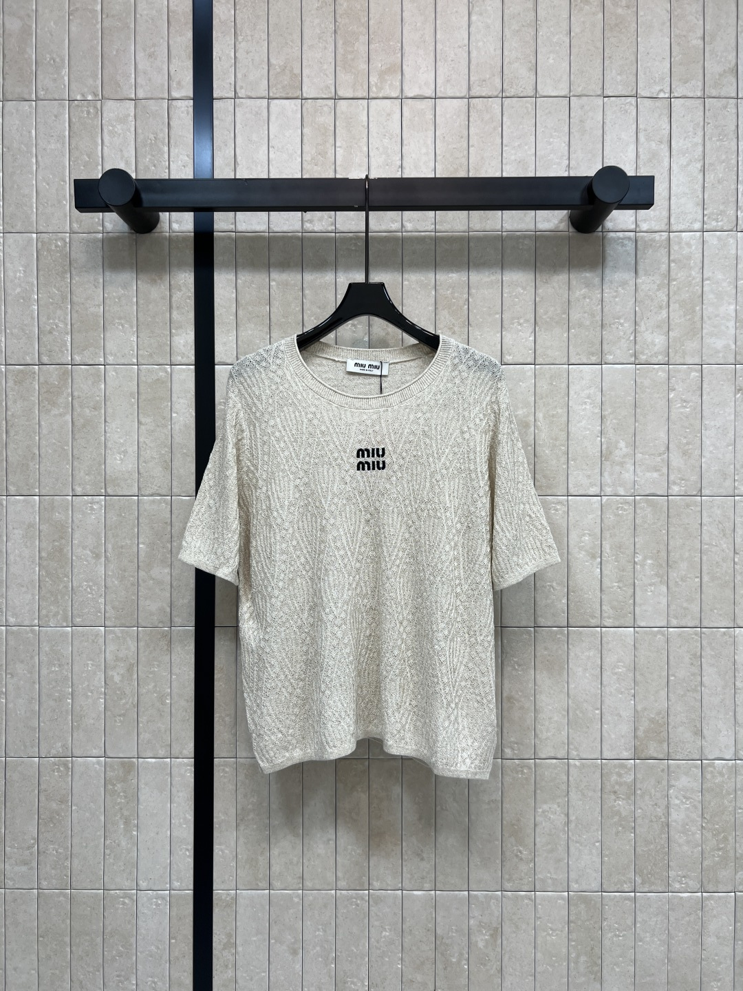 NO:844910,MIU Home 26 new summer style Hollow diamond knitted short sleeves Light and breathable knitted fabric Creates a delicate hollow diamond texture and has a skin-friendly drape feeling Round neck + loose shoulder cut Modify the shoulder line and arm line Logo embroidery on the chest embellishes details to enhance recognition and sophistication Can be worn alone or layered Suitable for a variety of wearing scenarios Three sizes in one color Size/S-M-L,,miumiu,T-shirt,19860909MIU家 26夏季新款 镂空菱格针织短袖 轻盈透气的针织面料 打造细腻镂空菱格肌理 兼具亲肤垂坠感 圆领+宽松落肩剪裁 修饰肩线与手臂线条 胸口logo刺绣标识点缀细节 提升辨识度与精致度 可单穿可内搭 适配多种穿搭场景 一色三码Size/S-M-L,,miumiu,T-shirt,,Women's clothing