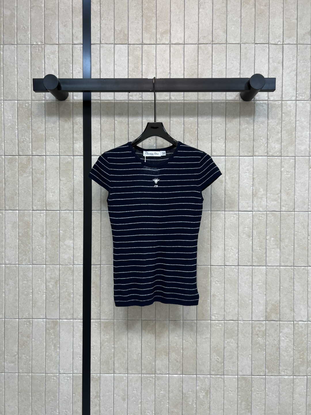 NO:844919,D Home 26 new summer style striped slim top. Select skin-friendly and breathable fabrics to create delicate silver stripe texture. Classic round neck + slim short sleeve tailoring. Modify shoulder and arm lines. Can be worn alone or layered. Suitable for commuting, leisure, light socializing and other scenarios. Easily create a French light luxury look. Three sizes in one color, Size/S-M-L,, dior, T-shirt,19860909D家 26夏季新款 条纹修身上衣 甄选亲肤透气的面料 打造细腻银线条纹肌理 经典圆领+修身短袖剪裁 修饰肩线与手臂线条 可单穿可内搭 适配通勤 休闲 轻社交等多种场景 轻松打造法式轻奢造型 一色三码Size/S-M-L,,dior,T-shirt,,Women's clothing
