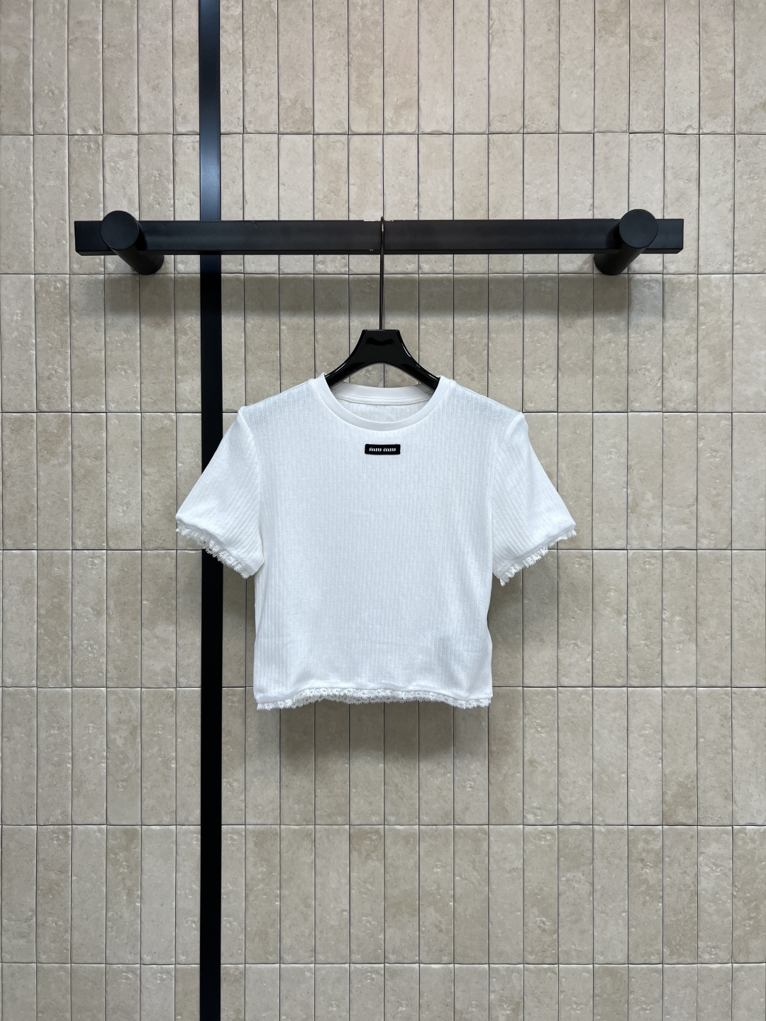 NO:844928,MIU's 26 new summer model, white lace T-shirt, made of pure cotton fabric with vertical grooves, round neck + short waist cut, high waistline to show leg length, exquisite lace on the cuffs and hem, logo embellishment details on the chest to enhance recognition, can be worn alone or layered, suitable for a variety of dressing scenes, easily create a sweet girl's exclusive light luxury look, three sizes in one color, Size/S-M-L,, miumiu, tees, t-shirt,19860909MIU家 26夏季新款 白色花边T恤 采用竖坑纹纯棉面料 圆领+短款露腰剪裁 拉高腰线显腿长 袖口与下摆精致花边 胸口标识点缀细节 提升辨识度 可单穿可内搭 适配多种穿搭场景 轻松打造甜妹专属轻奢造型 一色三码Size/S-M-L,,miumiu,tees，t-shirt,,Women's clothing