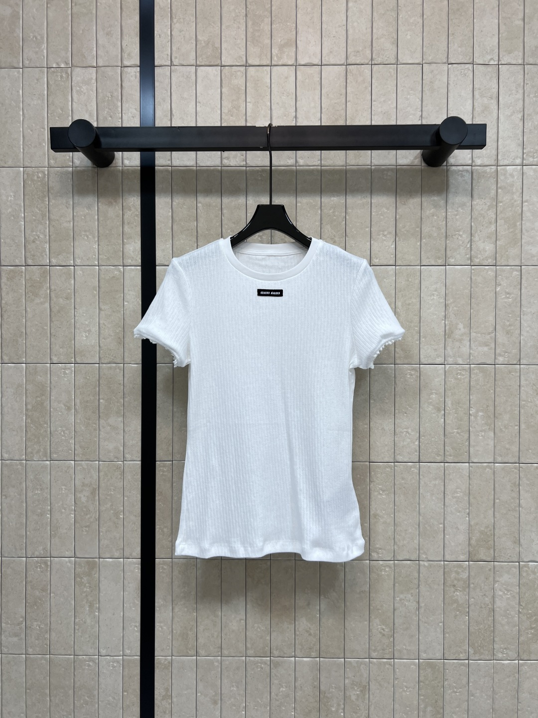NO:844933,MIU's 26 new summer style white short-sleeved T-shirt. Made of pure cotton fabric with vertical grooves. Soft and elastic. Super comfortable to wear. Round neck + right shoulder cut. Exquisite lace on the cuffs. The brand logo on the chest is very recognizable. Simple and versatile. It can be worn alone or as an inner layer. It can be easily managed for commuting, leisure and vacation. Three sizes in one color, Size/S-M-L,,miumiu,T-shirt,tees,t-shirt,19860909MIU家 26夏季新款 白色短袖T恤 采用竖坑纹纯棉面料 柔软有弹性 穿着超舒适 圆领+正肩剪裁 袖口做了精致花边 胸前品牌标识超有辨识度 简约百搭 单穿或内搭都OK 通勤 休闲 度假都能轻松驾驭 一色三码Size/S-M-L,,miumiu,T-shirt,tees，t-shirt,,Women's clothing
