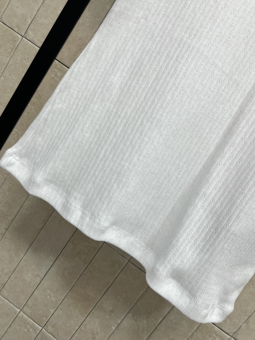 MIU家 26夏季新款 白色短袖T恤  采用竖坑纹纯棉面料 柔软有弹性 穿着超舒适 圆领+正肩剪裁 袖口