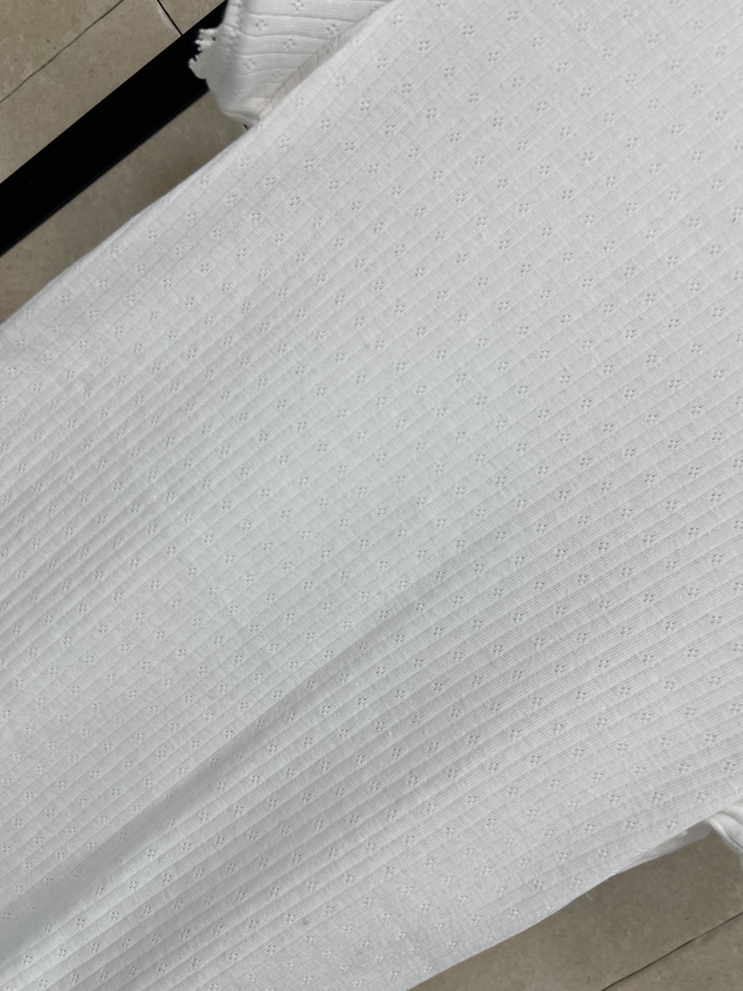 MIU家 26夏季新款 白色短袖T恤  采用竖坑纹纯棉面料 柔软有弹性 穿着超舒适 圆领+正肩剪裁 袖口