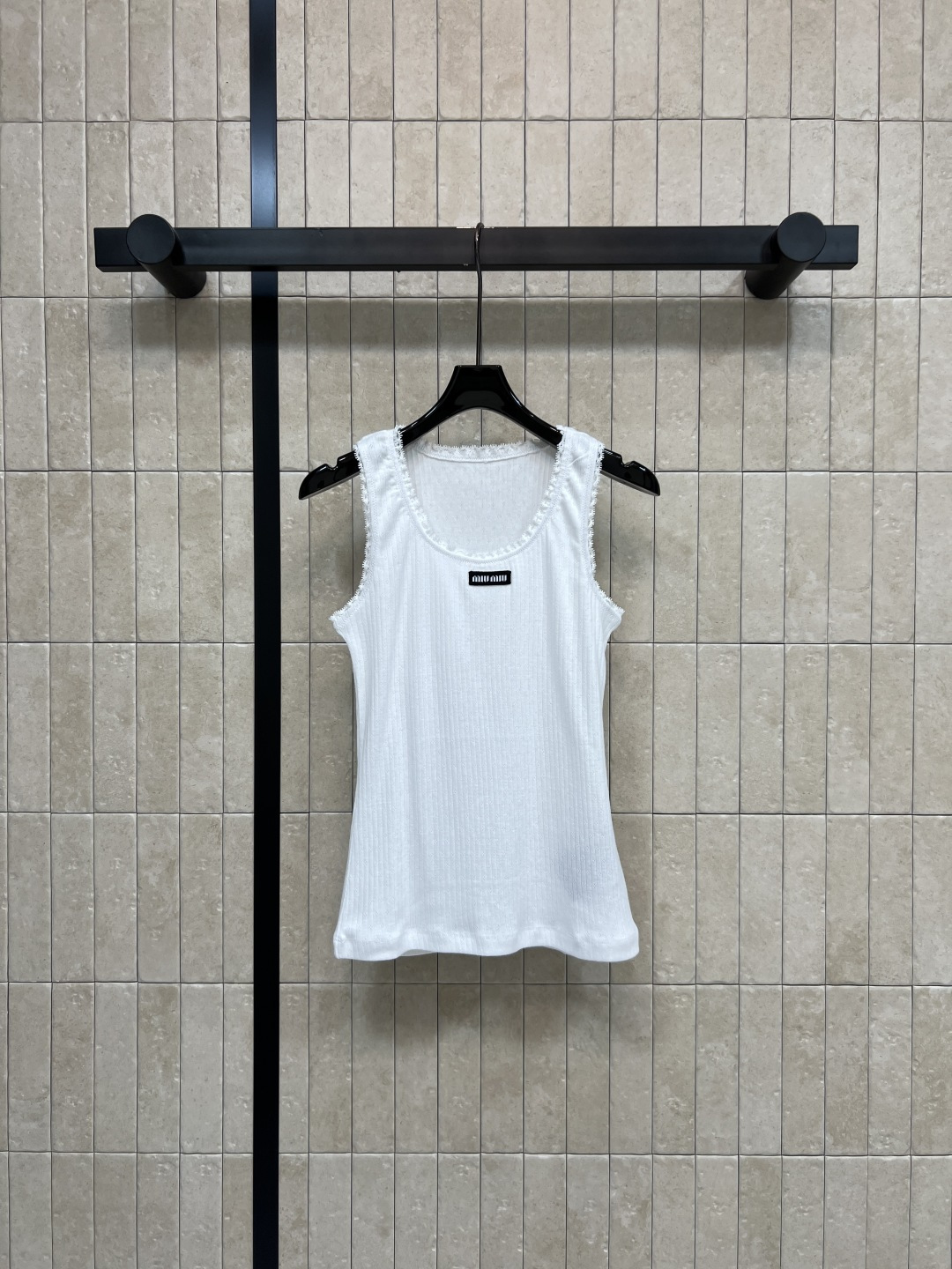 NO:844937,MIU Home 26 new summer style white lace vest top, simple white knitting + exquisite lace, full of girly feeling. Made of vertical pit cotton fabric, breathable and not stuffy, super comfortable to wear in summer. Sleeveless design, can be worn alone or layered. High-waisted jeans and skirts are suitable for commuting, vacation, and can be easily controlled in daily life. Three sizes in one color, Size/S-M-L,,miumiu,skirts,jeans,19860909MIU家 26夏季新款 白色花边背心上衣 简约白色针织+精致花边 少女感满满 采用竖坑纹纯棉面料 透气不闷 夏天穿超舒服 无袖设计 单穿or内搭都OK 高腰牛仔裤 半裙都很合适 通勤 度假 日常都能轻松驾驭 一色三码Size/S-M-L,,miumiu,skirts,jeans,,Women's clothing