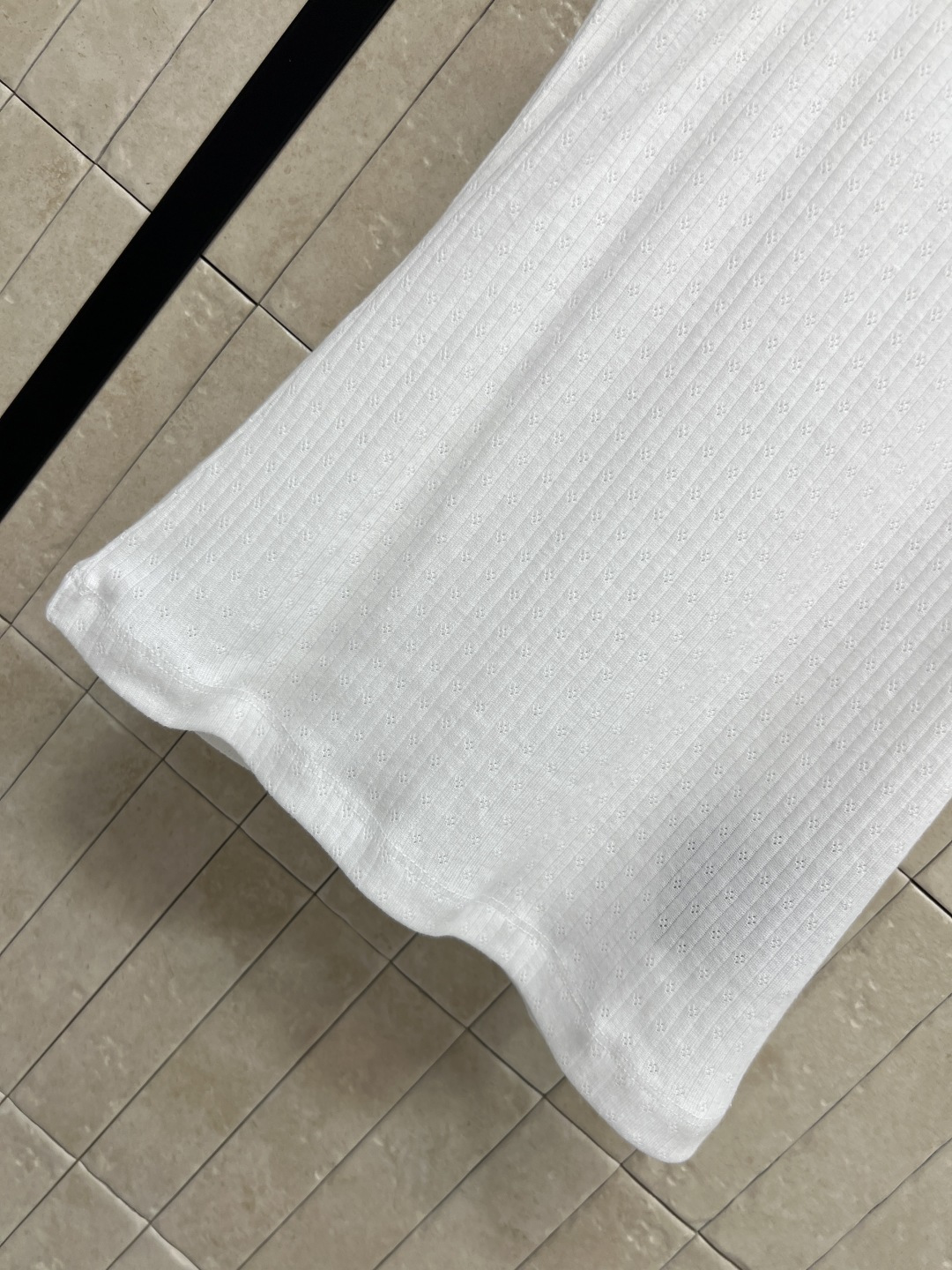 MIU家 26夏季新款 白色花边背心上衣 简约白色针织+精致花边 少女感满满 采用竖坑纹纯棉面料 透气不