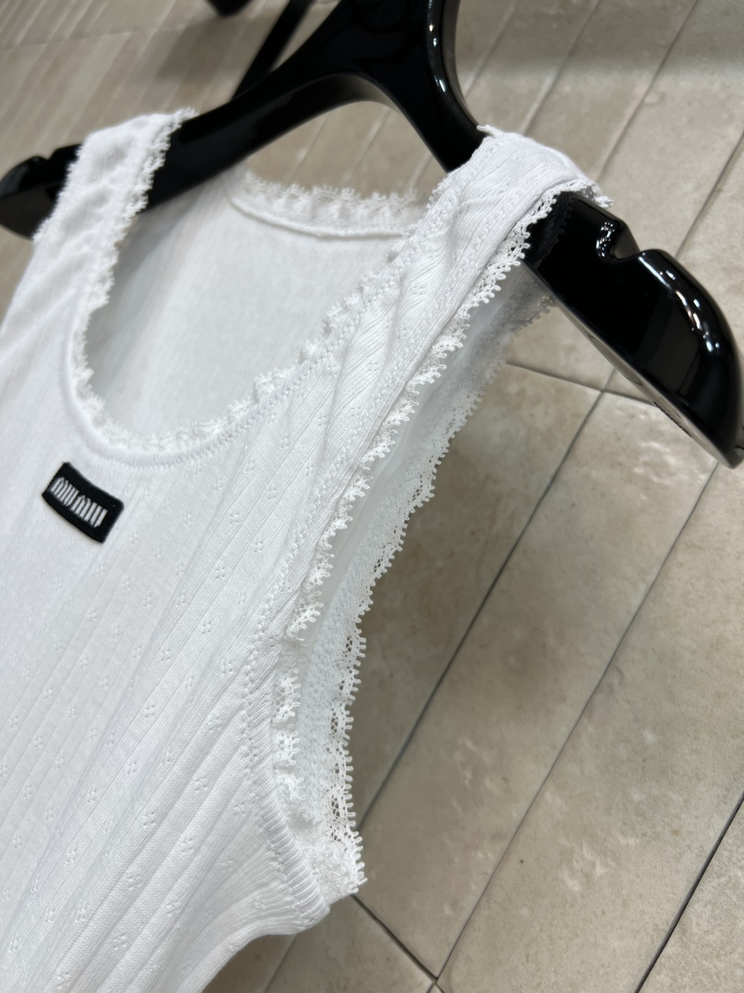 MIU家 26夏季新款 白色花边背心上衣 简约白色针织+精致花边 少女感满满 采用竖坑纹纯棉面料 透气不