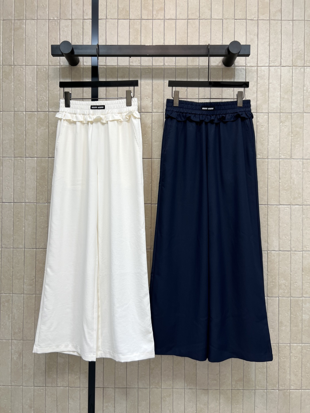 NO:844941,MIU home 26 new summer style lace elastic waist wide-leg pants High waist design + fungus lace Elegant and practical Lightweight drape fabric Super comfortable to wear in spring and summer Loose pants cover the crotch and make you slim Pear-shaped body friendly Easily match with short tops or shirts for commuting, leisure and vacation Easily get a lazy and high-end feel Two colors and three codes Size/S-M-L,,miumiu,shirts,19860909MIU家 26夏季新款 花边松紧腰阔腿裤 高腰设计+木耳花边 优雅又实用 轻薄垂感面料 春夏穿超舒服 宽松裤型遮胯显瘦 梨形身材友好 通勤 休闲 度假都能轻松搭配短款上衣或衬衫 轻松get慵懒高级感 两色三码Size/S-M-L,,miumiu,shirts,,Women's clothing
