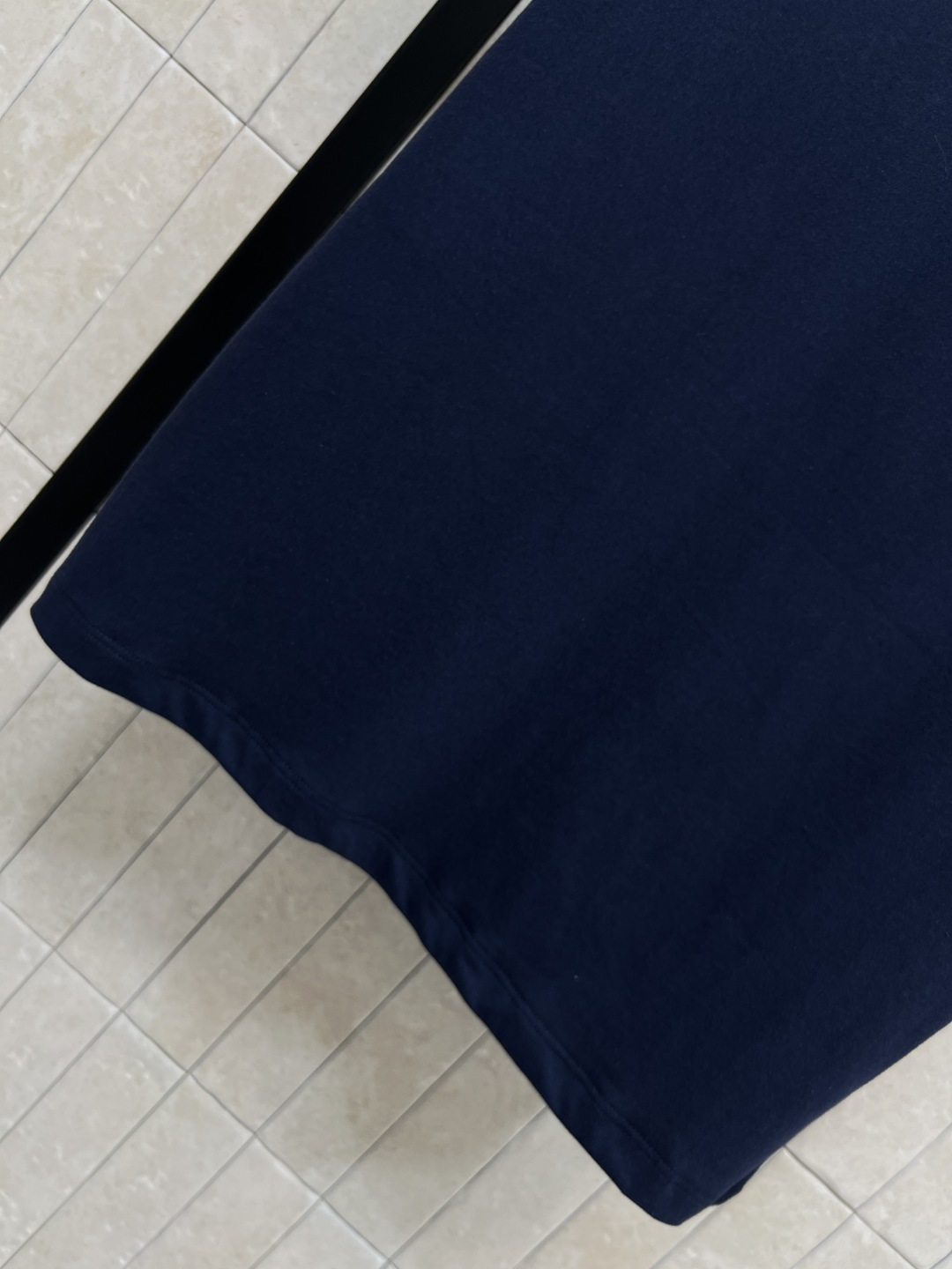 LW家 26夏季新款 钩花领口T恤​​ 甄选细腻亲肤的纯色棉感面料 垂顺软糯 简约圆领设计 领口手工立体