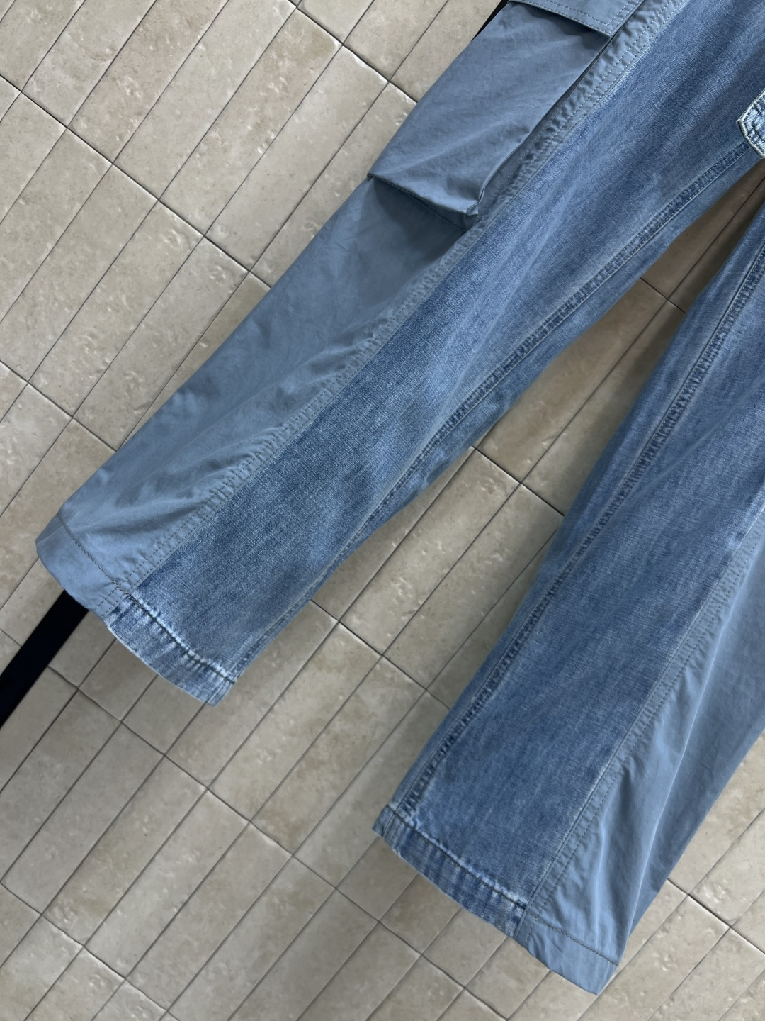 L家 26夏季新款 拼接牛仔阔腿裤 水洗牛仔与轻薄工装面料拼接设计 面料柔软垂顺 高腰版型搭配同色系腰带