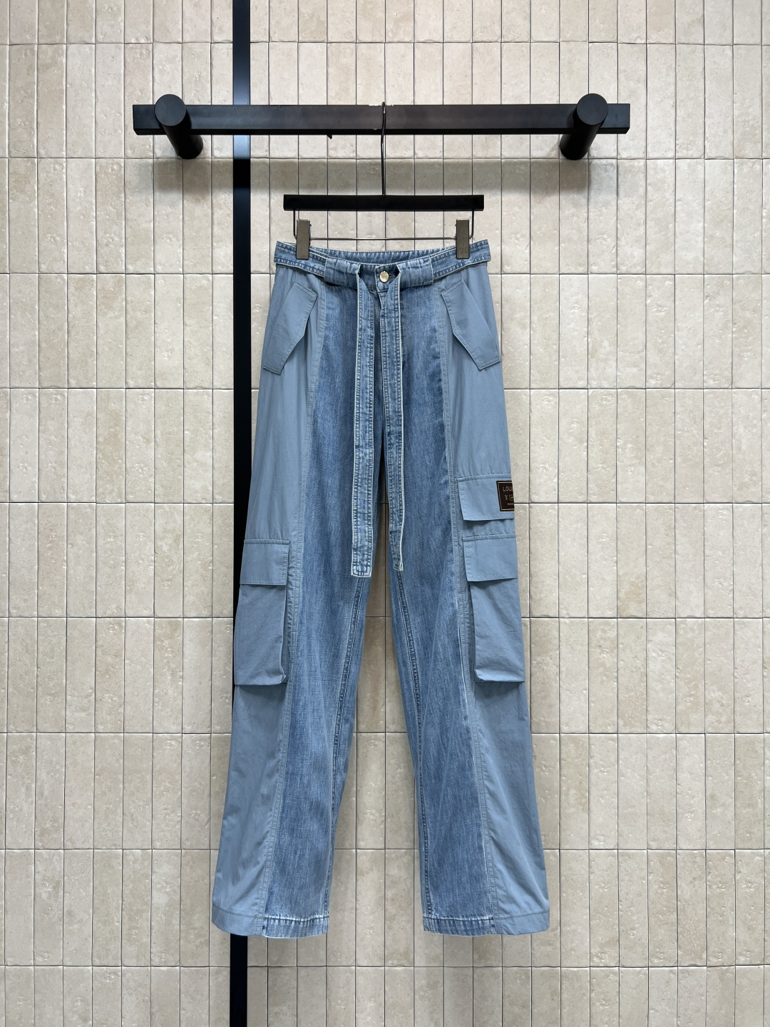 NO:844964,L's 26 new summer styles, spliced denim wide-leg pants. Washed denim and light workwear fabric splicing design. The fabric is soft and draped. High-waisted version with same-color belt. Three-dimensional side pockets. Low-key leather brand embellishment at the pocket. No matter your figure or outfit. Suitable for vests, jackets and T-shirts. Suitable for daily outings, casual commuting, and trendy outfits. Four sizes in one color, Size/S-M-L-XL,, louis vuitton, jackets &  coats,tees,t-shirt,19860909L家 26夏季新款 拼接牛仔阔腿裤 水洗牛仔与轻薄工装面料拼接设计 面料柔软垂顺 高腰版型搭配同色系腰带 侧边立体大口袋 口袋处低调皮牌点缀 不挑身材不挑穿搭 适配马甲 夹克 T恤 日常出街 休闲通勤 潮流穿搭都可驾驭 一色四码Size/S-M-L-XL,,louis vuitton,jackets & coats,tees，t-shirt,,Women's clothing