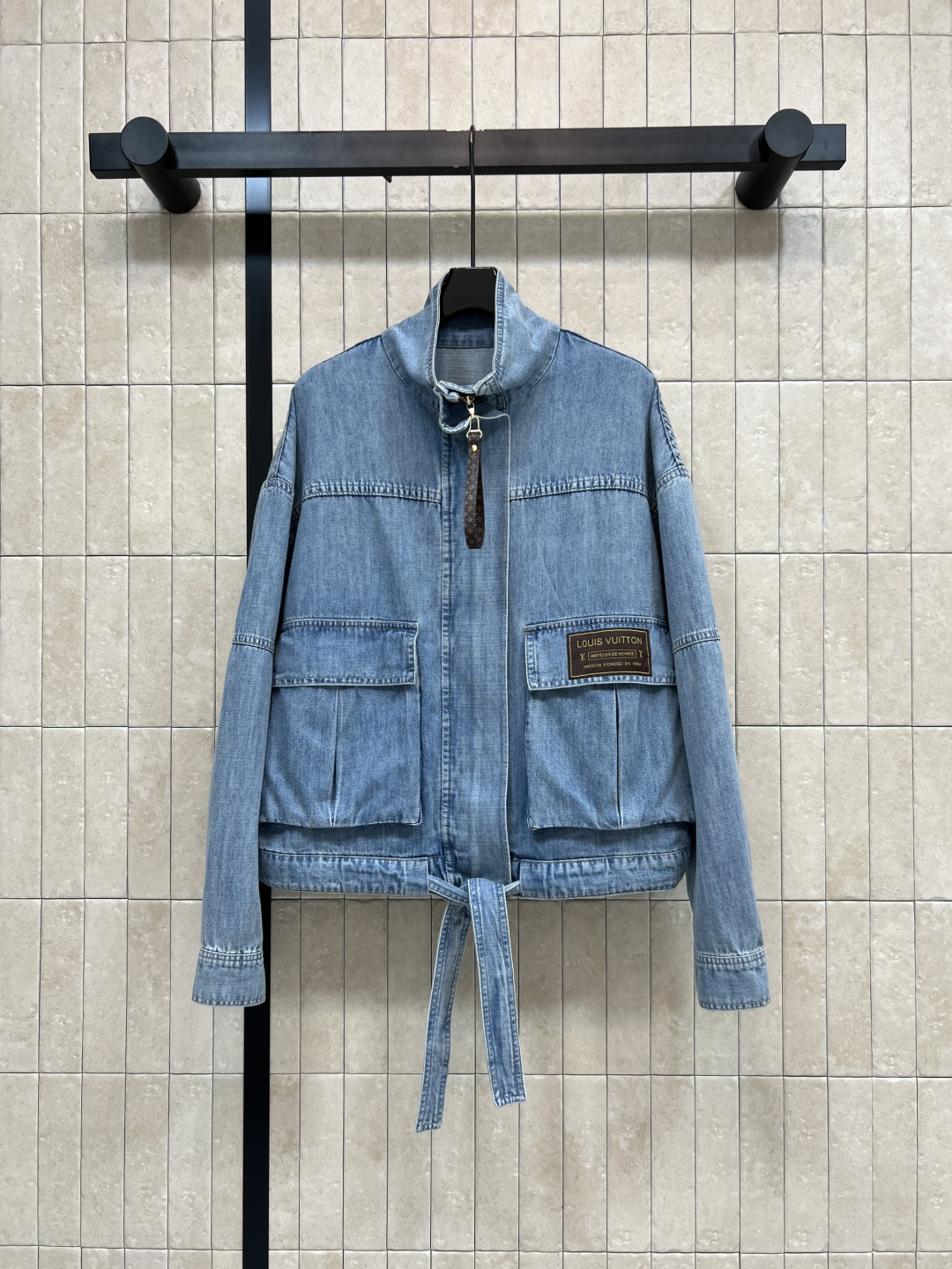 NO:844969,L's 26 new summer style strap denim jacket, classic distressed washed denim fabric, stand-up collar version, zipper closure design, three-dimensional pockets on both sides of the front + leather brand embellishment, full of details, the hem comes with denim straps of the same color, which can be adjusted freely, simple cuff design, daily commuting, street outing, casual outings, easy to control, four sizes in one color, Size/S-M-L-XL,, louis vuitton, jackets & coats,19860909L家 26夏季新款 绑带牛仔外套 经典做旧水洗牛仔面料 立领版型 拉链开合设计 正面两侧立体口袋+皮牌点缀 细节感满满 下摆自带同色系牛仔绑带自由调节 袖口简约收口设计 日常通勤 街头出街 休闲出游轻松驾驭 一色四码Size/S-M-L-XL,,louis vuitton,jackets & coats,,Women's clothing