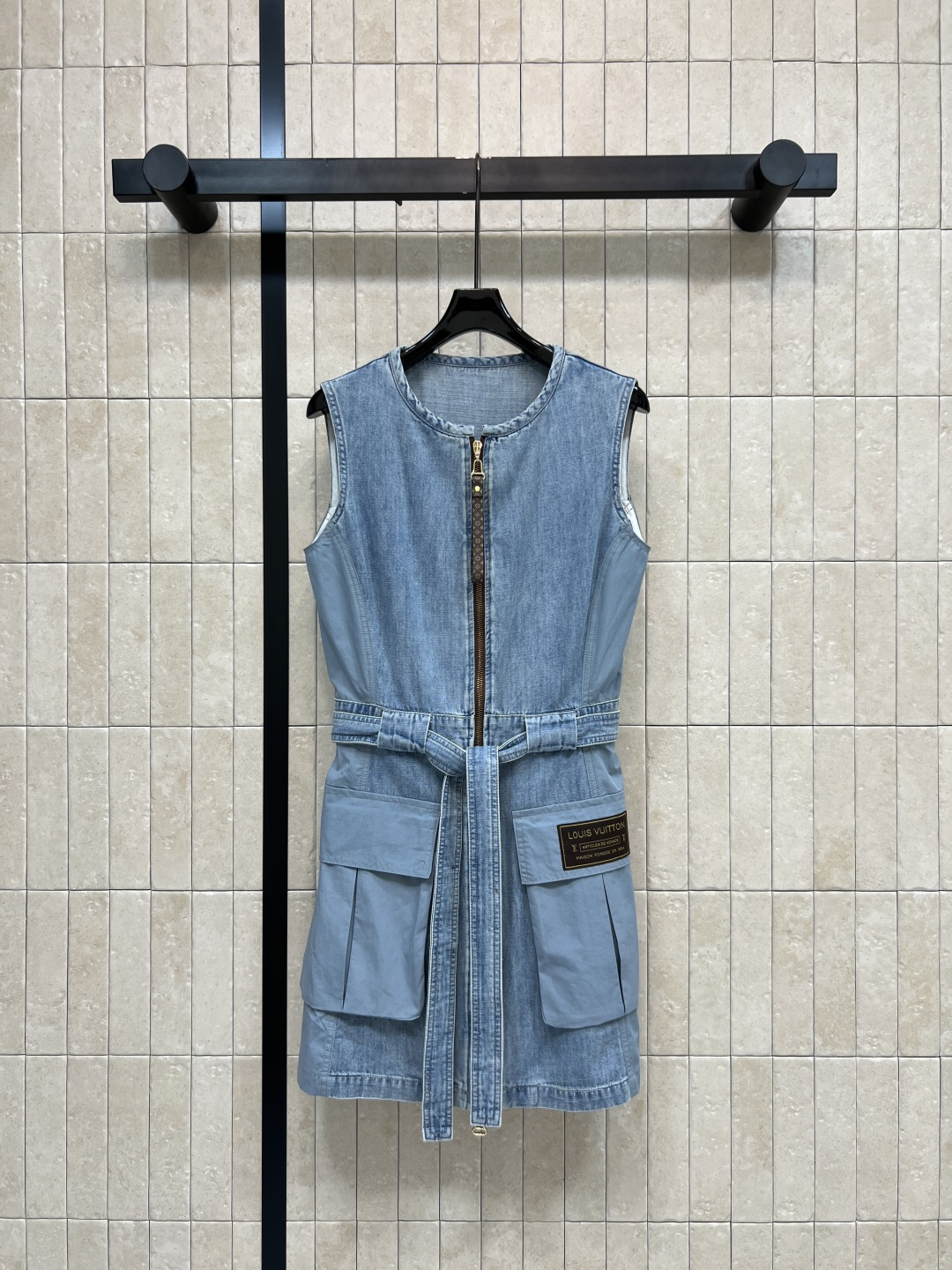 NO:844975,L's 26 new summer style denim sleeveless dress, classic distressed washed denim fabric, simple round neck, neatly modify the shoulders and neck, sleeveless tailoring, refreshing, fully open zipper design, waistband can be adjusted freely, large pockets decorated with leather tags, three-dimensional and stylish, suitable for daily travel, commuting and leisure, vacation travel, easy to wear casual and cool temperament, four sizes in one color, Size/S-M-L-XL,, louis vuitton, skirts,19860909L家 26夏季新款 牛仔无袖连衣裙 经典做旧水洗牛仔面料 简约圆领利落修饰肩颈 无袖剪裁清爽 前襟全开拉链设计 腰带收腰可自由调节 大口袋上皮牌点缀 立体有型 适配日常出行 通勤休闲 度假出行 轻松穿出随性的飒爽气质 一色四码Size/S-M-L-XL,,louis vuitton,skirts,,Women's clothing