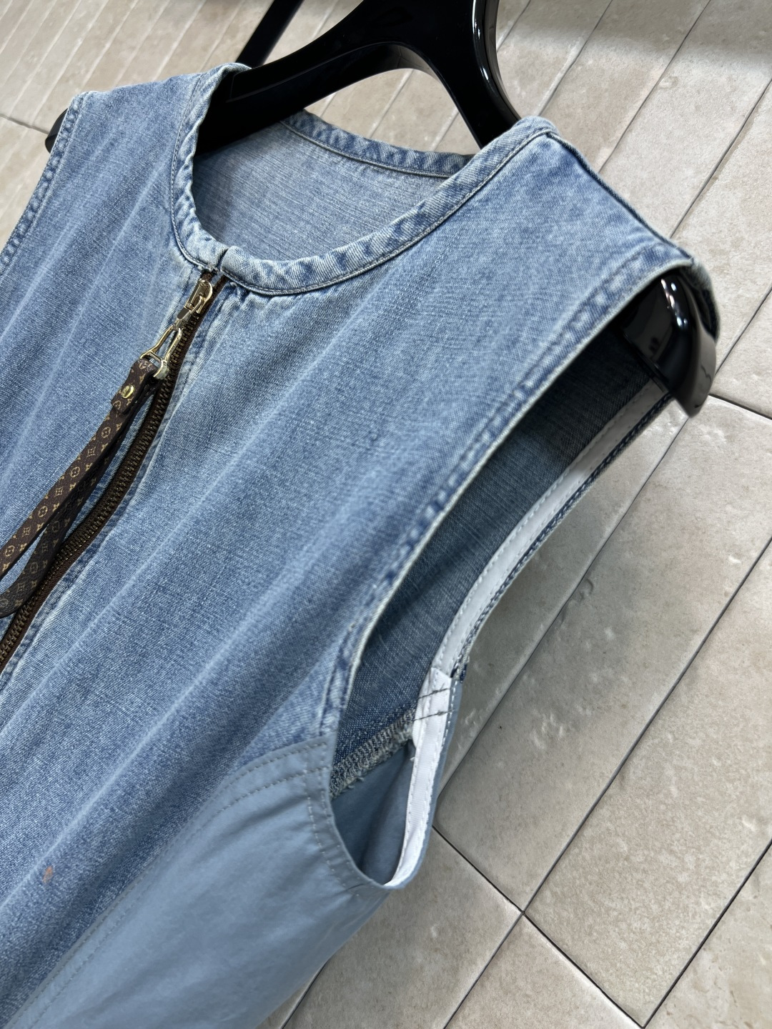 L家 26夏季新款 牛仔无袖连衣裙 经典做旧水洗牛仔面料 简约圆领利落修饰肩颈 无袖剪裁清爽 前襟全开拉