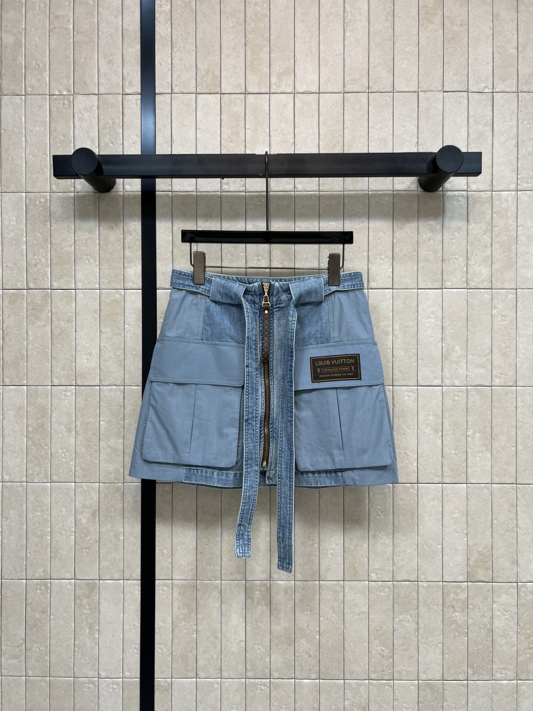 NO:844980,L's 26 new summer style belted denim skirt. Classic distressed washed denim fabric. Front zipper + belt design. Practical and stylish. Large pockets on both sides + leather brand embellishment. Perfect recognition. Focus on light travel. Comfortable and fashionable. Suitable for long-distance flights, city walks or daily wear. Easily switch between multiple styles. Four sizes in one color. Size/S-M-L-XL,, louis vuitton, skirts,19860909L家 26夏季新款 腰带牛仔半裙 经典做旧水洗牛仔面料 正面拉链+腰带设计 实用又有型 两侧大口袋+皮牌点缀 辨识度满分 主打轻旅行 舒适又时髦 无论长途飞行 城市漫步还是日常穿搭都超适合 轻松切换多种风格 一色四码Size/S-M-L-XL,,louis vuitton,skirts,,Women's clothing