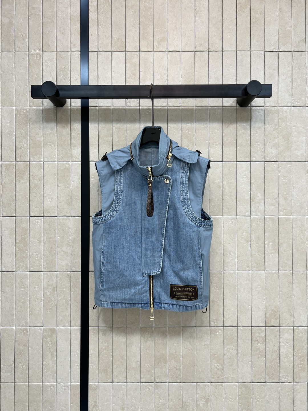 NO:844985,L's 26 new summer style hooded denim vest. Classic distressed washed denim and light fabric splicing. Sleeveless design stand-up collar. The drawstring on the hood and hem can be adjusted freely. Practical symmetrical pocket design on the side. Full of details. With zipper and leather tag embellishment. Can be worn alone or layered with shirts and T-shirts to easily create a fashionable look. Four sizes in one color. Size/S-M-L-XL,, louis vuitton, shirts, tees, t-shirt, hats,19860909L家 26夏季新款 连帽牛仔马甲 经典做旧水洗牛仔与轻薄面料拼接 无袖设计立领 帽子跟下摆的抽绳可自由调节 侧边实用对称口袋设计 细节感满满 搭配拉链和皮牌点缀 可单穿或叠搭衬衫 T恤 轻松打造时尚造型 一色四码Size/S-M-L-XL,,louis vuitton,shirts,tees，t-shirt,hats,,Women's clothing