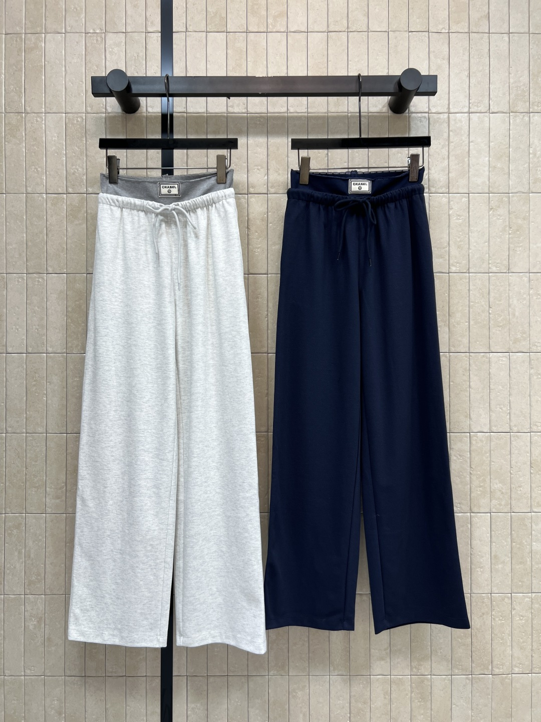 NO:845711,C Home 26 new summer style double-waisted wide-leg sweatpants made of blended cotton fabric. Double-waisted design. The inner layer fits the waist and abdomen. The outer layer is loose and drawstring waist. It is loose and not tight. Super friendly to all waist sizes. Small labels are exquisitely embellished. Full of details. Clean straight wide-leg tailoring. Comfortable for daily home and commuting out. Two colors and three sizes, Size/S-M-L-,,chanel,19860909C家 26夏季新款 双腰头阔腿卫裤 采用混纺棉质面料 双腰头设计 内层贴合腰腹 外层宽松抽绳腰 松弛不勒肉 对各种腰围超友好 小标签精致点缀 细节感拉满 利落直筒阔腿剪裁 日常居家 通勤出街都舒服自在 两色三码Size/S-M-L-,,chanel,,Women's clothing