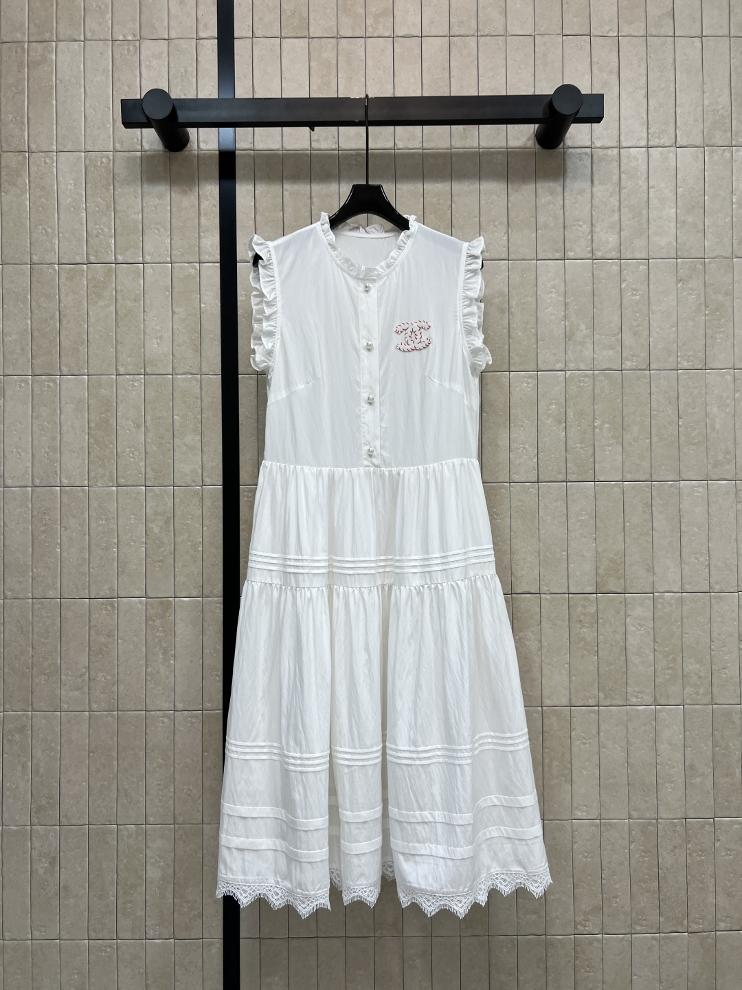NO:845717,C Home 26 new summer style lace stand-up collar dress. Made of light and breathable cotton fabric. Super comfortable to wear in summer. Small flying sleeves + stand-up collar design. Double C embroidery on the chest is very recognizable. Layered skirt + lace. Full sense of layering. Fresh and elegant. Suitable for daily outings, photos, and vacations. It directly adds to the atmosphere. Two colors and three sizes, Size/S-M-L-,,chanel,skirts,19860909C家 26夏季新款 花边立领连衣裙 采用轻薄透气棉质面料 夏天穿超舒服 小飞袖+立领设计 胸前双C刺绣超有辨识度 分层裙摆+蕾丝花边 层次感满满 清新优雅 日常出街 拍照 度假都很适合 氛围感直接拉满 两色三码Size/S-M-L-,,chanel,skirts,,Women's clothing