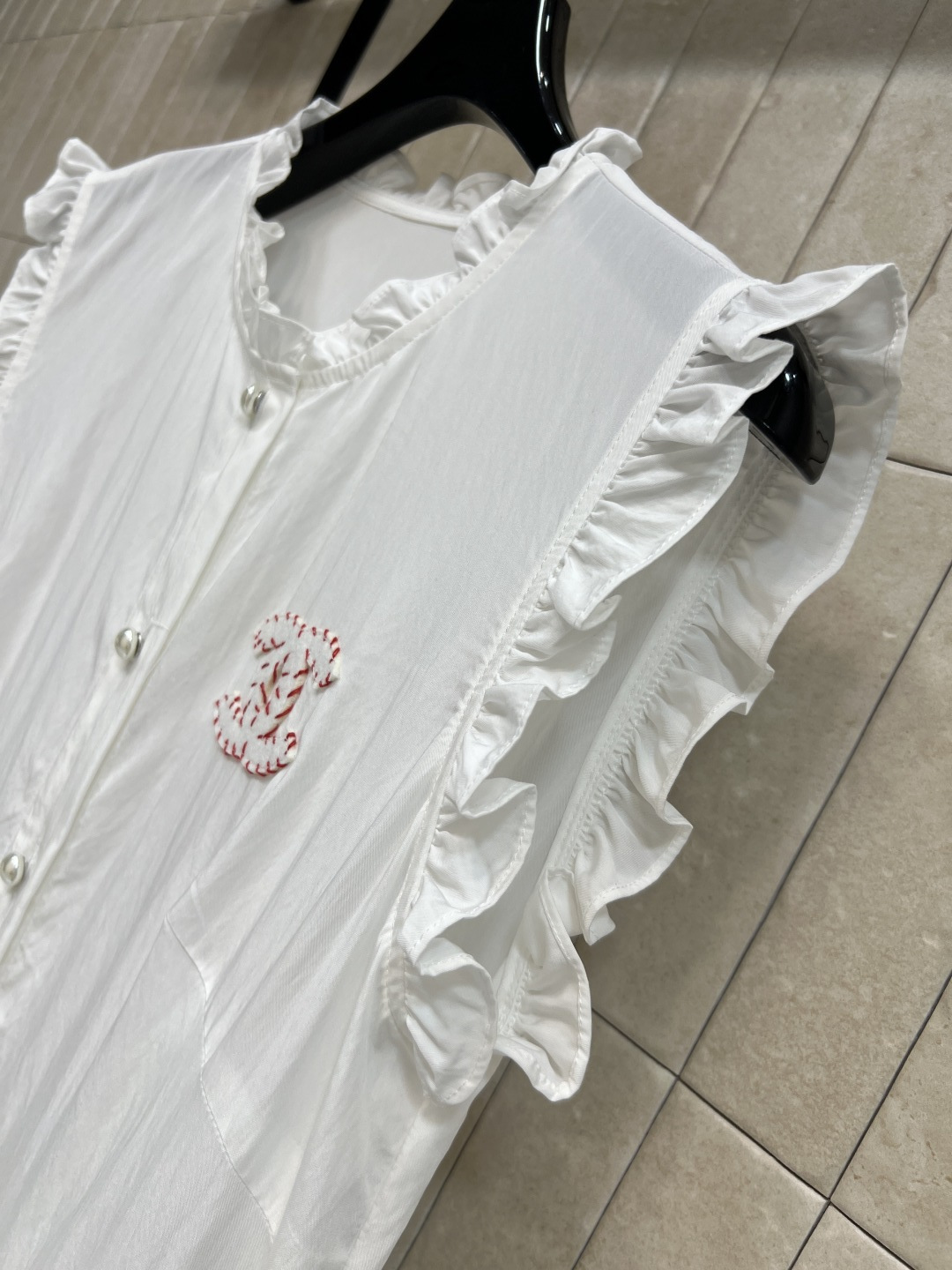 C家 26夏季新款 花边立领连衣裙 采用轻薄透气棉质面料 夏天穿超舒服 小飞袖+立领设计 胸前双C刺绣超
