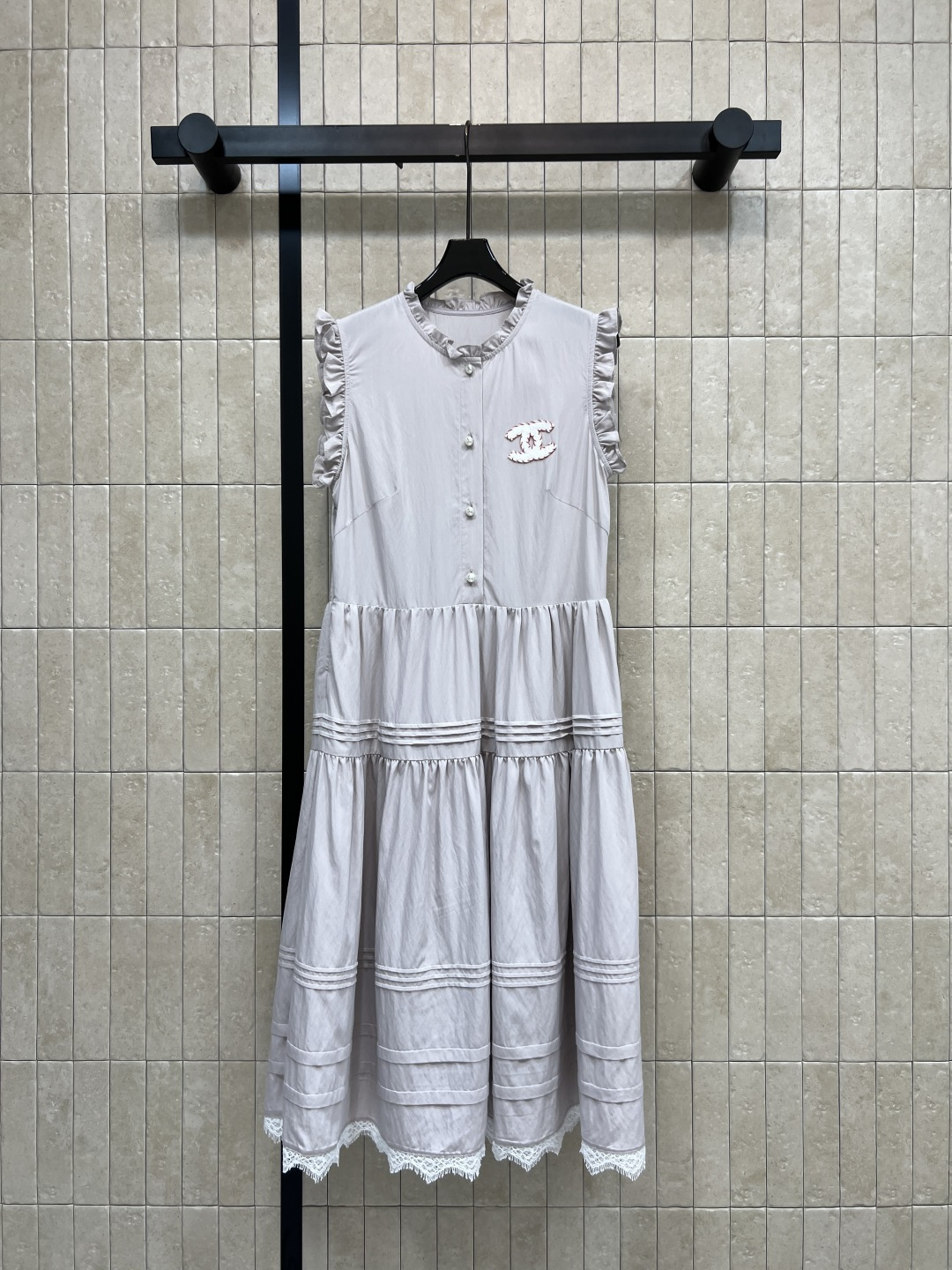 NO:845723,C Home 26 new summer style lace stand-up collar dress. Made of light and breathable cotton fabric. Super comfortable to wear in summer. Small flying sleeves + stand-up collar design. Double C embroidery on the chest is very recognizable. Layered skirt + lace. Full sense of layering. Fresh and elegant. Suitable for daily outings, photos, and vacations. It directly adds to the atmosphere. Two colors and three sizes, Size/S-M-L-,,chanel,skirts,19860909C家 26夏季新款 花边立领连衣裙 采用轻薄透气棉质面料 夏天穿超舒服 小飞袖+立领设计 胸前双C刺绣超有辨识度 分层裙摆+蕾丝花边 层次感满满 清新优雅 日常出街 拍照 度假都很适合 氛围感直接拉满 两色三码Size/S-M-L-,,chanel,skirts,,Women's clothing