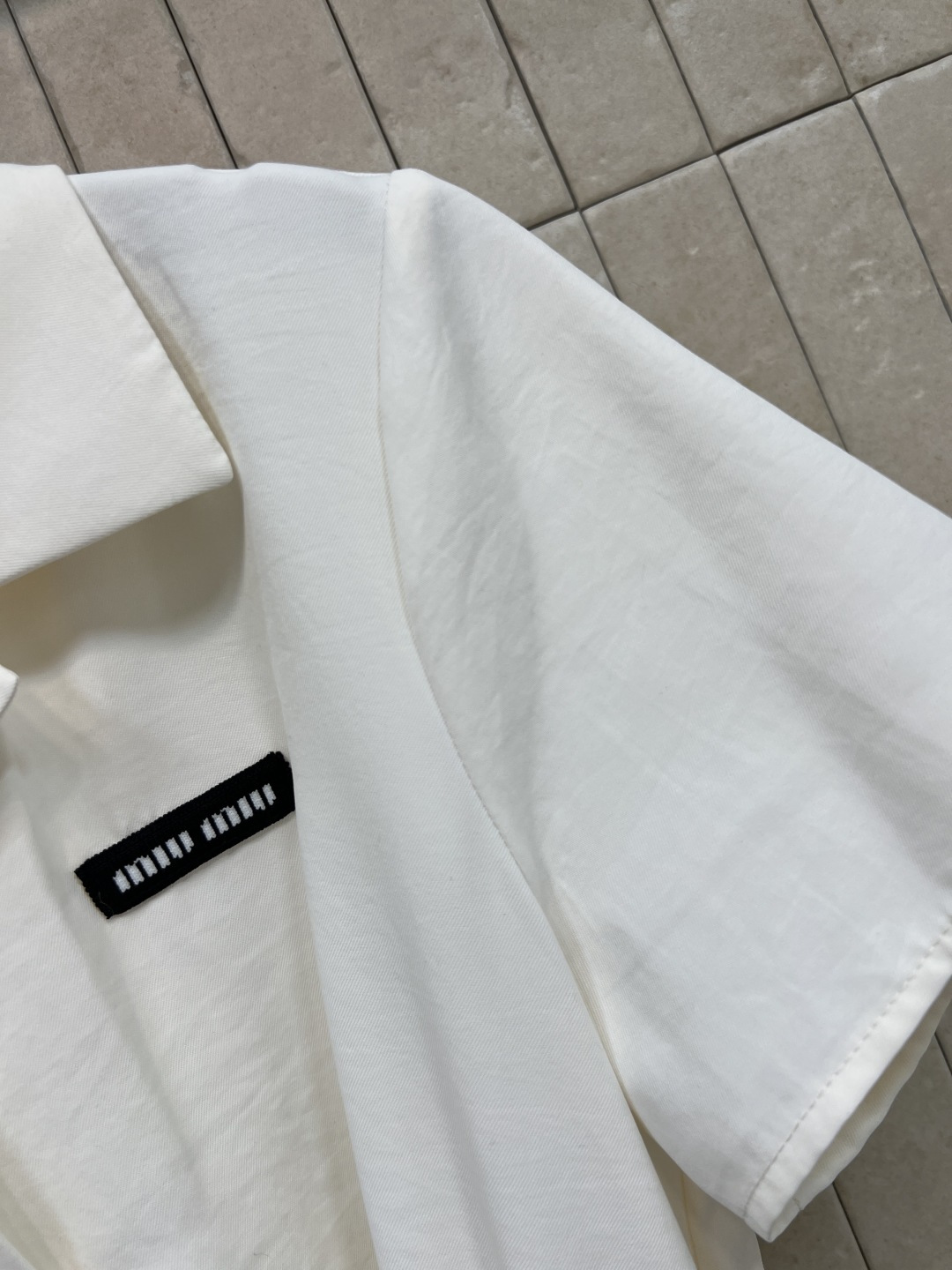MIU家 26夏季新款 翻领收腰连衣裙 翻领短袖设计 腰前可调节系带+松紧收腰 打造自然小镂空 包容各种