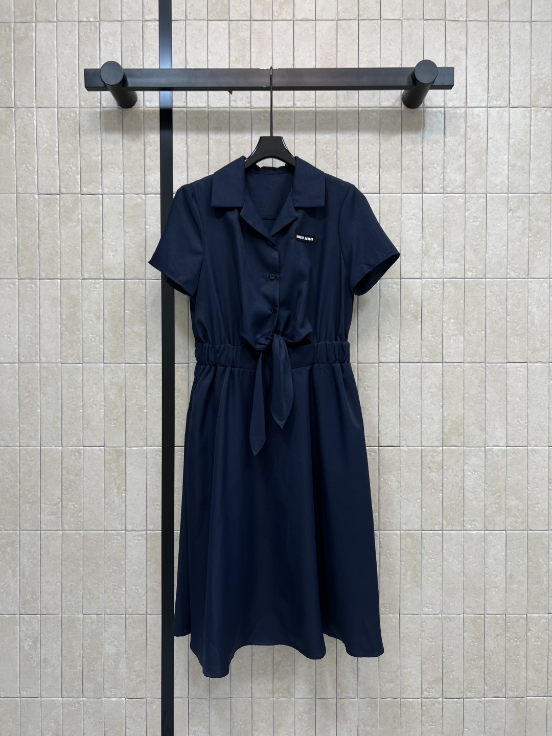 NO:845735,MIU Home 26 new summer style lapel waist dress, lapel short-sleeve design, adjustable laces in front of the waist + elastic waist, create natural small hollows, accommodate various waist sizes, smooth drape fabric, large A-line skirt, overall simple and elegant, one skirt can be used for commuting, dating, casual and multiple scenes, easy to wear with an intellectual, elegant, mature and high-end sense. Two colors and three codes, Size/S-M-L-,,miumiu,skirts,T-shirt,19860909MIU家 26夏季新款 翻领收腰连衣裙 翻领短袖设计 腰前可调节系带+松紧收腰 打造自然小镂空 包容各种腰围 顺滑垂感面料 大摆A字裙摆 整体简约大气 一裙搞定通勤 约会 休闲多场景 轻松穿出知性优雅的轻熟高级感 两色三码Size/S-M-L-,,miumiu,skirts,T-shirt,,Women's clothing