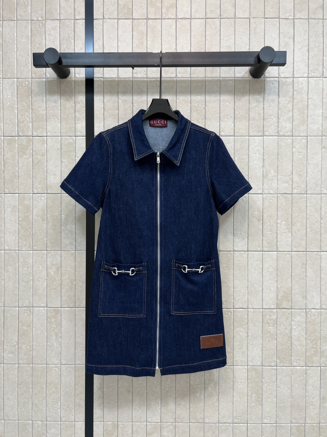 NO:845692,G Home 26 new summer style denim short-sleeved dress made of high-quality denim fabric, dark blue tone + metal zipper design, simple and detailed, short-sleeved lapels, front zipper for easy putting on and taking off, metal buckle pockets on both sides are very practical, leather brand logo embellishment, can easily be managed in hot girl style or casual style, suitable for daily outings and parties, fashionable and comfortable, three sizes in one color, Size/S-M-L-,,gucci,skirts,T-shirt,19860909G家 26夏季新款 牛仔短袖连衣裙 采用高品质牛仔面料 深蓝色调+金属拉链设计 简约又有细节感 短袖翻领 前襟拉链方便穿脱 两侧金属扣口袋超实用 皮牌logo点缀 辣妹风or休闲风都能轻松驾驭 日常出街 聚会都很适合 时尚又舒适 一色三码Size/S-M-L-,,gucci,skirts,T-shirt,,Women's clothing