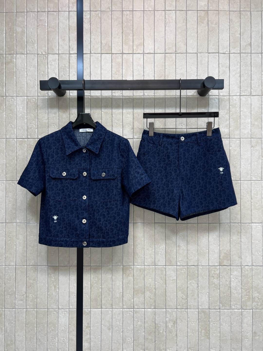 NO:845712,D's 26 new summer style jacquard denim suit, short-sleeved shirt jacket + high-waisted shorts, classic dark pattern design, low-key and recognizable, crisp fabric, comfortable and not restrictive, short tailoring, metal I-buckle + double pockets, high-waisted shorts design, suitable for daily outings or casual wear, can be worn as a set or as separate pieces, easy to switch styles, practical and fashionable, three sizes in one color Size/S-M-L-,, dior, shorts, jackets &  coats,shirts,T-shirt,19860909D家 26夏季新款 提花牛仔套装 短袖衬衫外套+高腰短裤 经典暗纹设计 低调又有辨识度 面料挺括 穿着舒适不束缚 短款剪裁 金属工字扣+双口袋 短裤高腰设计 日常出街或休闲都很适合 成套穿也能单件混搭 轻松切换风格 实用又时髦 一色三码Size/S-M-L-,,dior,shorts,jackets & coats,shirts,T-shirt,,Women's clothing