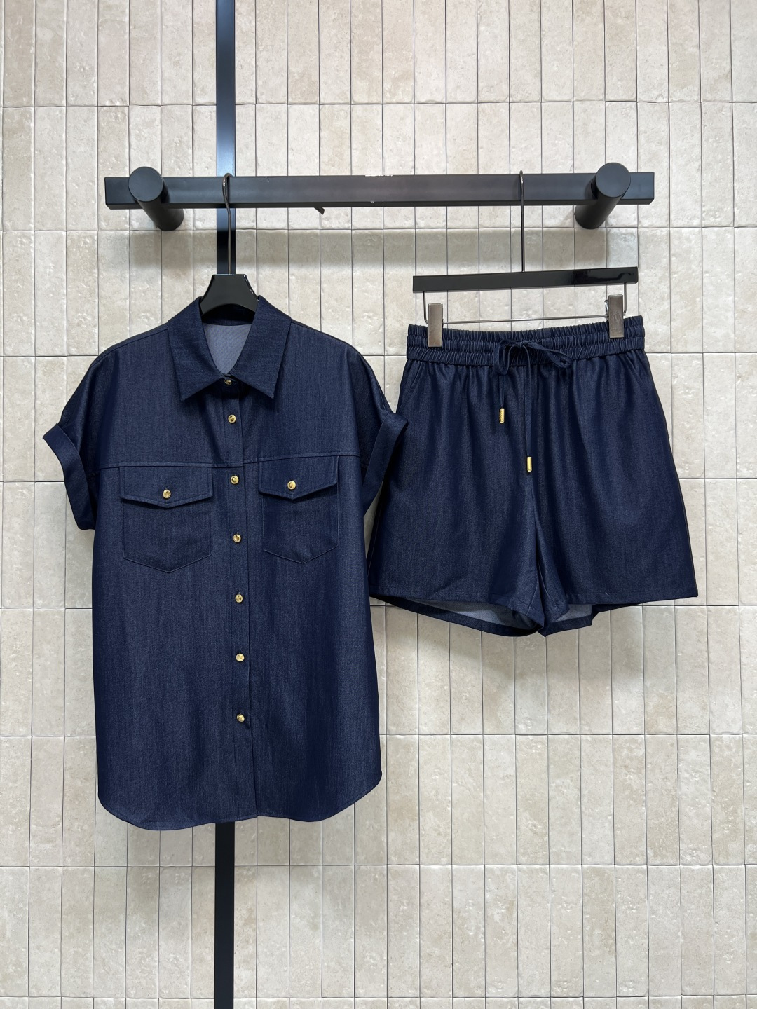 NO:845724,FD Home 26 new summer style, navy blue short-sleeved suit, short-sleeved shirt + elastic waist shorts, breathable and comfortable, lapel + double pockets + metal buttons, shorts drawstring design, high freedom of movement, overall loose fit, covering the flesh and making you slim, easy to control in commuting, leisure and outdoor. Pair with white shoes or sandals, easy to get lazy and casual style  One color and three sizes Size/S-M-L-,,dior,sandals,shorts,shirts,T-shirt,19860909FD家 26夏季新款 藏青色短袖套装 短袖衬衫+松紧腰短裤 透气又舒适 翻领+双口袋+金属纽扣 短裤抽绳设计 活动自由度高 整体宽松版型 遮肉显瘦 通勤 休闲 户外都能轻松驾驭 搭配小白鞋或凉鞋 轻松get慵懒随性风 一色三码Size/S-M-L-,,dior,sandals,shorts,shirts,T-shirt,,Women's clothing