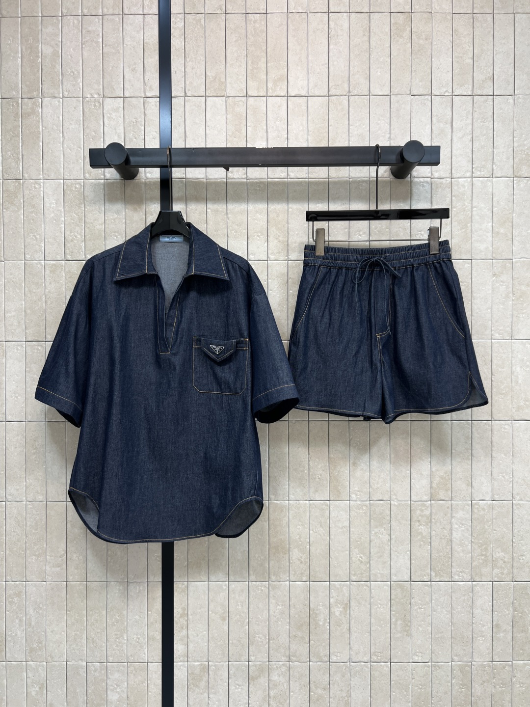 NO:845736,PD Home 26 new summer styles, quarter-sleeved denim suit, quarter-sleeved top + elastic waist shorts, thin denim fabric, lapels + chest patch pockets, full of contrasting topstitch details, adjustable waistband of shorts, comfortable and practical, overall retro casual style, easy to control for daily commuting, casual and fashionable, easy to get summer relaxation, three sizes in one color, Size/S-M-L-,, dior, shorts,19860909PD家 26夏季新款 五分袖牛仔套装 五分袖上衣+松紧腰短裤 薄款牛仔面料 翻领+胸前贴袋 撞色明线细节感满满 短裤腰绳可调节 舒适又实用 整体复古休闲风 日常通勤 都能轻松驾驭 随性又时髦 轻松get夏日松弛感穿搭一色三码Size/S-M-L-,,dior,shorts,,Women's clothing