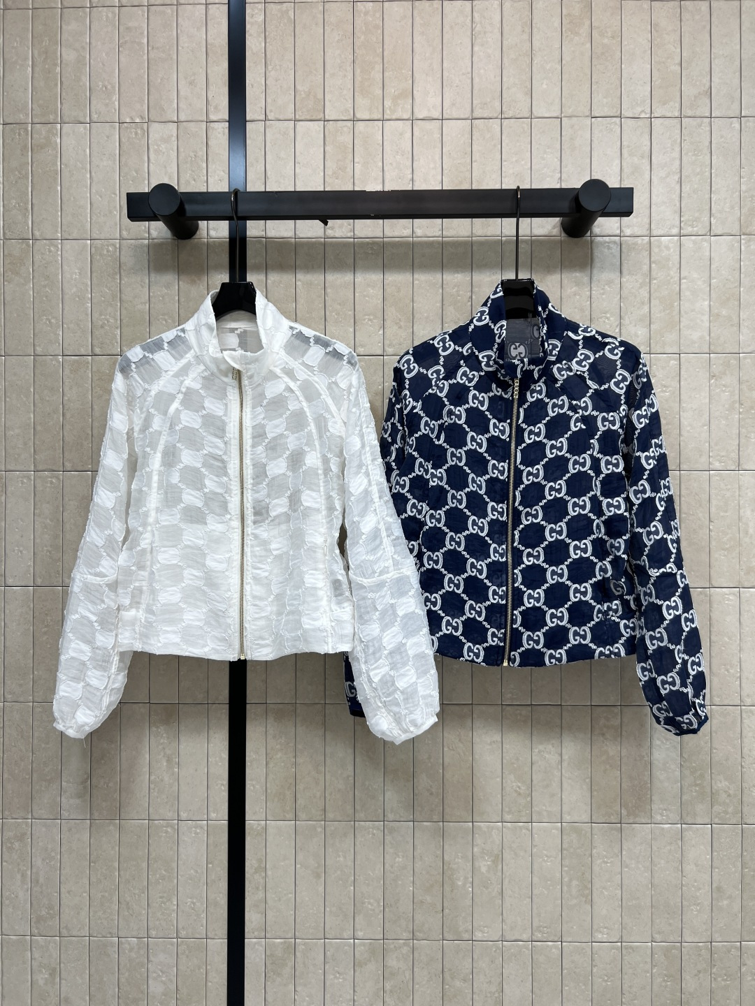 NO:845693,G's 26 new summer style jacquard stand-up collar jacket. All-over printed old-flower jacquard fabric. Light and slightly permeable. Breathable and not stuffy. Simple stand-up collar to modify the neck line. Zipper opening and closing is easy to put on and take off. Daily casual and exquisite. Lazy and casual. Suitable for daily commuting and travel. Suitable for sun protection. Paired with high-waisted pants or skirts. Smart and fashionable. Two colors and three codes. Size/S-M-L-,,gucci,skirts,jackets &  coats,19860909G家 26夏季新款 提花立领外套 满印老花提花面料 轻薄微透 自带空气感 透气不闷汗 简约立领修饰脖颈线条 拉链开合穿脱方便 日常随性又精致 慵懒随性 日常通勤 出游防晒 都合适 搭配高腰裤或裙装 干练又时髦 两色三码Size/S-M-L-,,gucci,skirts,jackets & coats,,Women's clothing