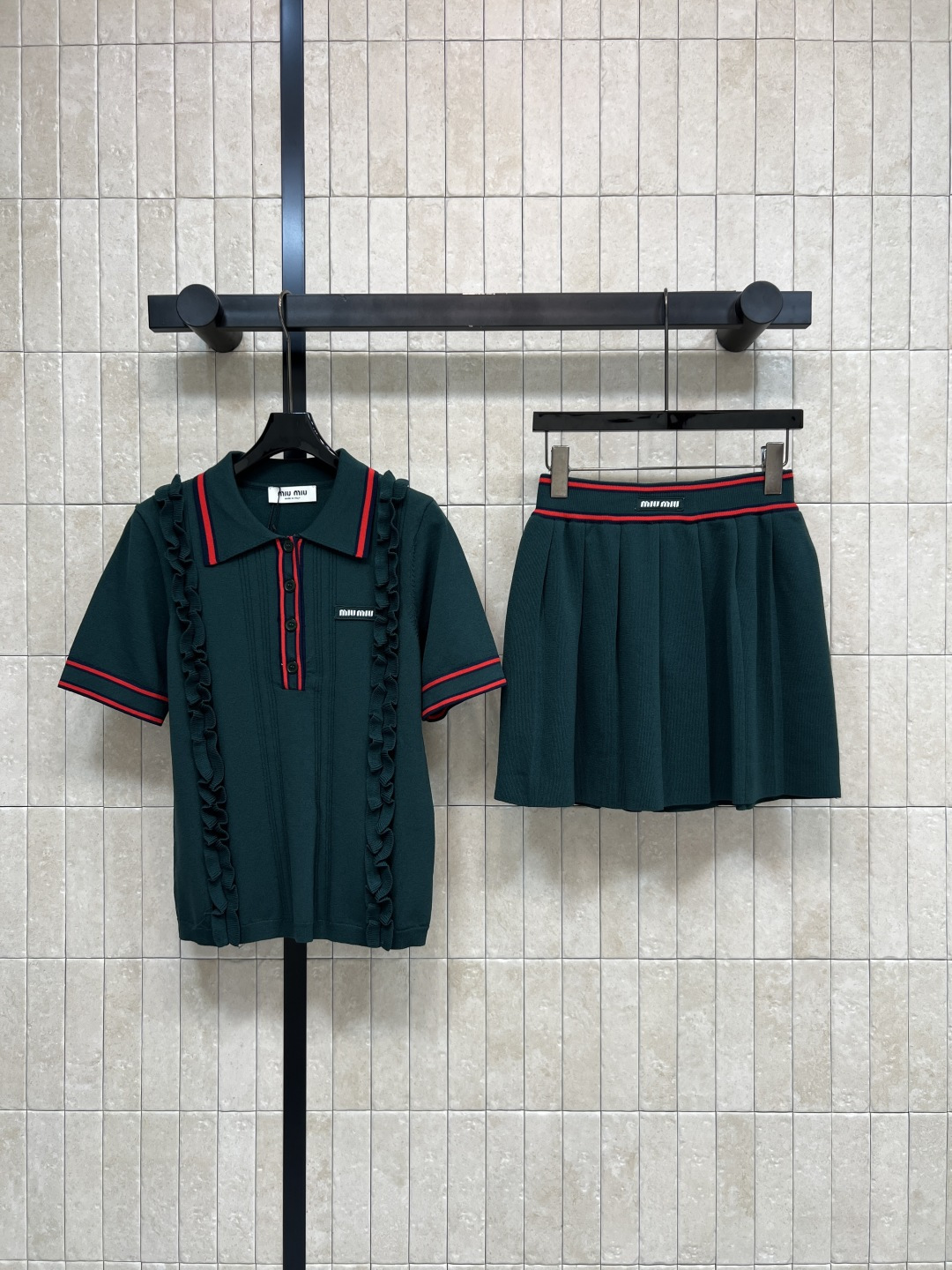 NO:845713,Tops, skirts MIU Home 26 new summer style, contrasting color knitted suit, Polo collar top + skirt, using contrasting stripes, exquisite and unified details, exquisite buttons on the placket, three-dimensional fungus pleat design on the side, high-waisted skirt, hiding the flesh and making you look slimmer, suitable for daily outings, dating, commuting, traveling and taking photos. Three colors and three codes Size/S-M-L-,,miumiu,skirts,19860909上衣 半裙MIU家 26夏季新款 撞色针织套装 Polo领上衣+短裙 采用撞色条纹 细节精致统一 门襟精致纽扣点缀 侧边立体木耳边褶皱设计 高腰短裙 藏肉显瘦 日常出街 约会通勤 出游拍照都适配 三色三码Size/S-M-L-,,miumiu,skirts,,Women's clothing