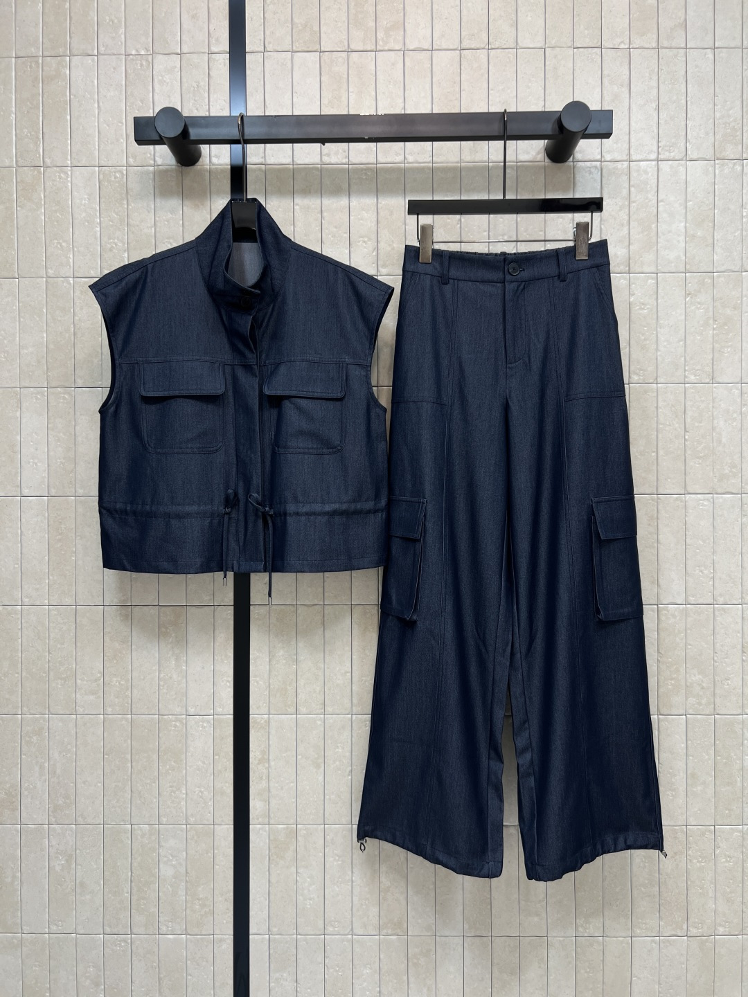 NO:845718,26 new summer style workwear-style denim suit, stand-up collar short sleeves + high-waisted wide-leg pants. The fabric is light and drapey. The stand-up collar design modifies the neck line. The drawstring at the hem can be adjusted freely. High-waisted and wide-leg version. Three-dimensional workwear large pockets on both sides. The drawstring on the trouser legs is adjustable. Suitable for daily commuting and leisure outings. Three sizes in one color, Size/S-M-L-,, T-shirt,1986090926夏季新款 工装风牛仔套装 立领短袖+高腰阔腿裤 面料轻薄垂感 立领设计修饰脖颈线条 下摆抽绳可自由调节 高腰阔腿版型 两侧立体工装大口袋 裤脚抽绳可调节 日常通勤 休闲出游都适配 一色三码Size/S-M-L-,,T-shirt,,Women's clothing