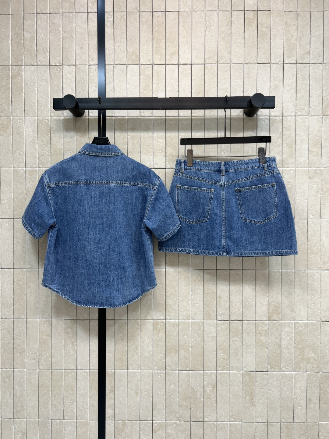 CE家 26夏季新款 短款牛仔套装 短袖衬衫+短裙 经典翻领设计 单排白色纽扣简约大气 精致刺绣logo