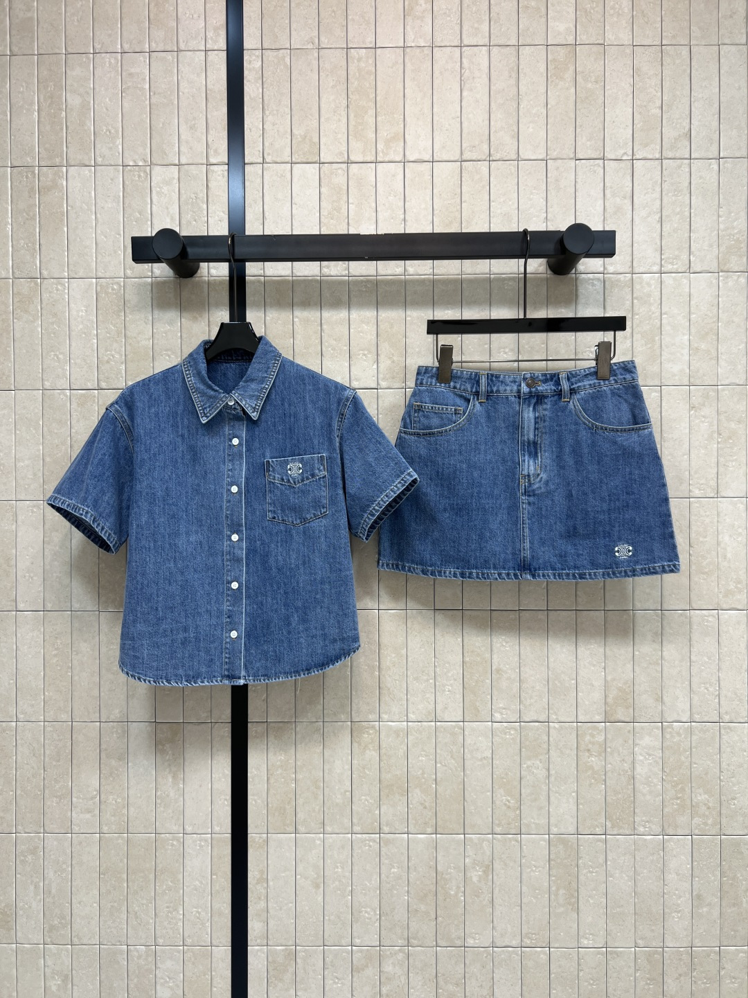 NO:845731,CE Home 26 new summer style short denim suit, short-sleeved shirt + short skirt, classic lapel design, single row of white buttons, simple and elegant, exquisite embroidered logo embellishment, high-waisted skirt, precise waistline, harmonious and unified whole outfit, suitable for daily commuting, shopping and dating, and vacation travel. Three codes in one color, Size/S-M-L-,,skirts,shirts,T-shirt,19860909CE家 26夏季新款 短款牛仔套装 短袖衬衫+短裙 经典翻领设计 单排白色纽扣简约大气 精致刺绣logo点缀 短裙高腰版型精准收束腰线 整套穿搭和谐统一 适配日常通勤 逛街约会 度假出行多场景 一色三码Size/S-M-L-,,skirts,shirts,T-shirt,,Women's clothing