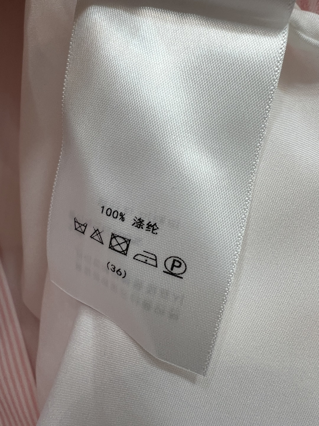 D家 26夏季新款 粉色条纹连衣裙 面料轻薄透气 自带细腻光泽感 撞色翻领+翻折中袖 经典衬衫式利落版型