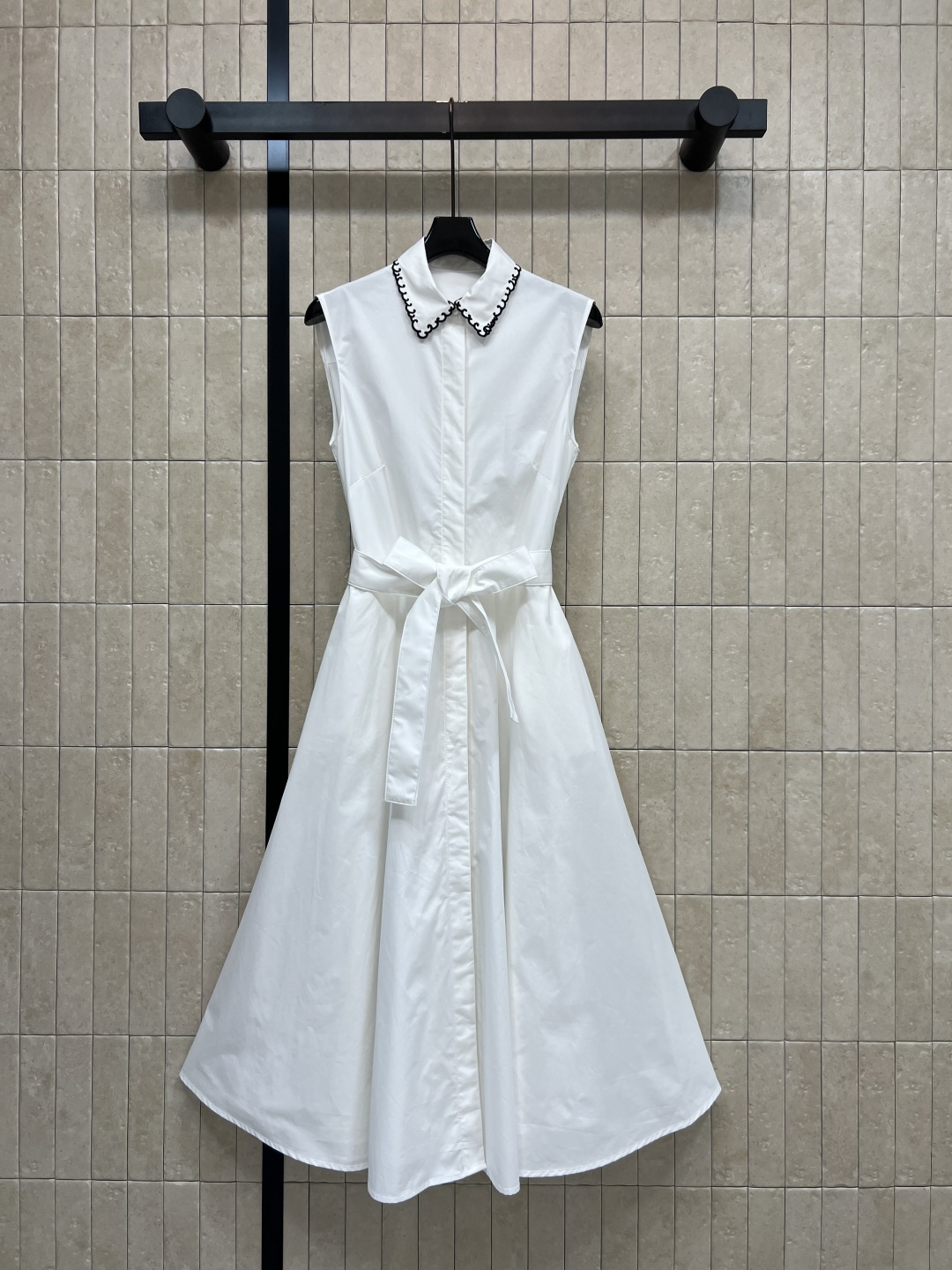 NO:845766,D Home 26 new summer style Contrast color lapel sleeveless shirt dress. Crisp cotton fabric. Three-dimensional version that is not easy to wrinkle. Lapel + black and white contrast piping. Small details brighten the overall look. The same color lace at the waist is adjustable. Large hem mid-length skirt. Suitable for commuting, dating and daily wear. Simple and elegant. Easily wear French elegant atmosphere. Four sizes in one color. Size/S-M-L-XL,, dior, skirts, shirts,19860909D家 26夏季新款 撞色翻领无袖衬衫裙 挺括棉质面料 版型立体不易皱 翻领+黑白撞色滚边 小细节点亮整体造型 腰间同色系带可调节 大伞摆中长裙摆 通勤 约会 日常穿搭都适配 简约大气 轻松穿出法式优雅氛围感 一色四码Size/S-M-L-XL,,dior,skirts,shirts,,Women's clothing