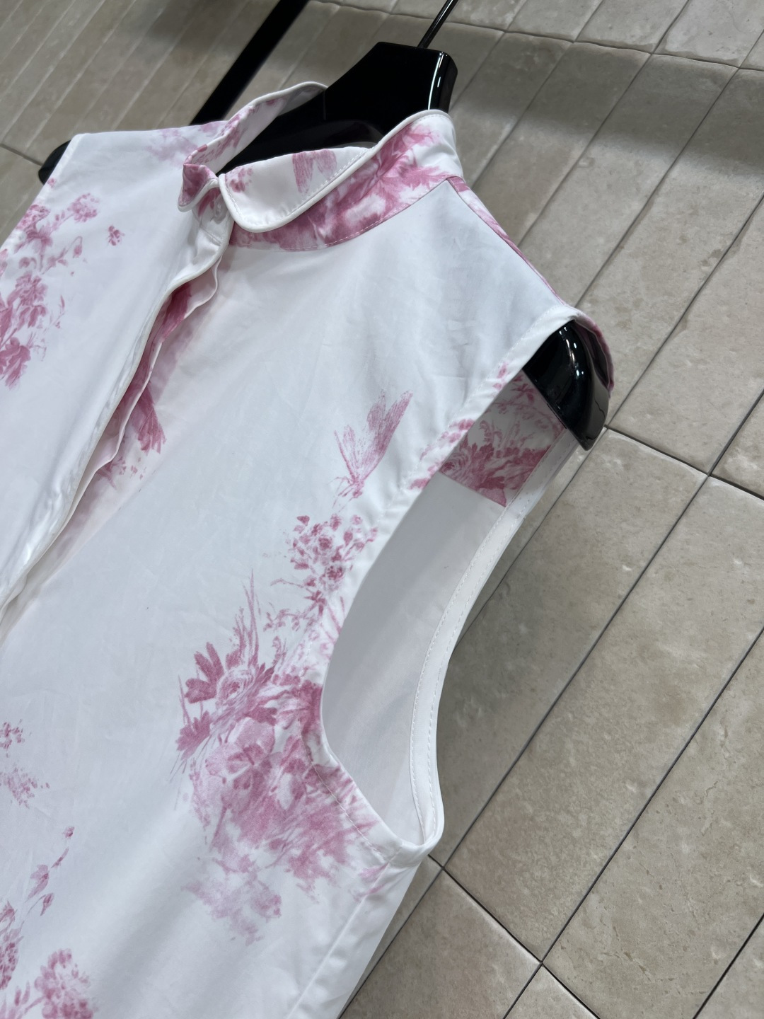 D家 26夏季新款 印花无袖连衣裙 立领+全开襟设计 简约利落又精致 宽松A字版型 藏肉显瘦不挑身材 下