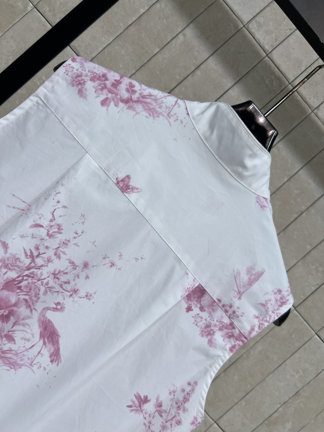 D家 26夏季新款 印花无袖连衣裙 立领+全开襟设计 简约利落又精致 宽松A字版型 藏肉显瘦不挑身材 下