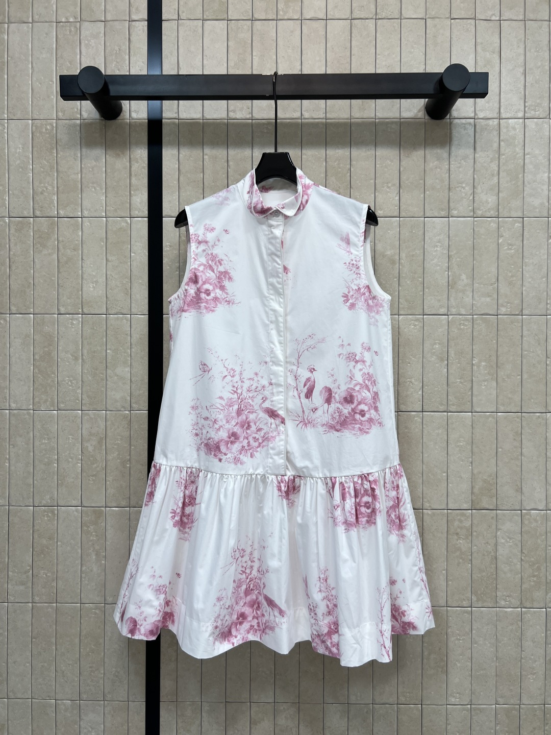 NO:845747,D's 26 new summer style printed sleeveless dress, stand-up collar + full placket design, simple, neat and refined, loose A-line version, hides the flesh and looks slim but not flattering, large hem with lotus leaves, crisp cotton fabric, refreshing and breathable, suitable for daily outings, dates and vacations, gentle and elegant, with a relaxed and high-end feel, four sizes in one color, Size/S-M-L-XL,, dior, skirts,19860909D家 26夏季新款 印花无袖连衣裙 立领+全开襟设计 简约利落又精致 宽松A字版型 藏肉显瘦不挑身材 下摆荷叶大裙摆 挺括棉质面料 清爽透气 日常出游 约会度假都适配 温柔雅致 自带松弛高级感 一色四码Size/S-M-L-XL,,dior,skirts,,Women's clothing