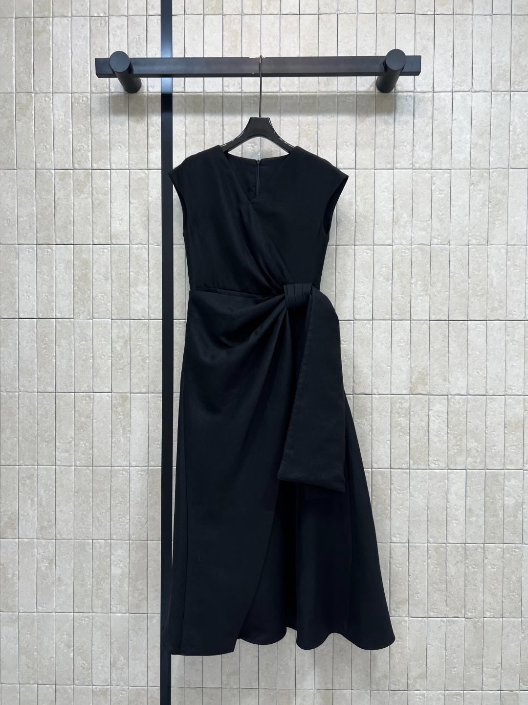 NO:845773,D Home 26 new summer style black twisted waist dress with drapey and crisp fabric, high-end drape, simple V-neck sleeveless design, neatly modify the shoulder and neck lines, three-dimensional twist tie at the waist, smart waist to highlight the waistline, natural drape pleats on the sides, more curvy skirt, moderate hem length, easy to control for commuting, dating and formal occasions. Four sizes in one color, Size/S-M-L-XL,, dior, skirts,19860909D家 26夏季新款 黑色扭结收腰连衣裙 垂顺挺括面料 版型垂坠高级 简约V领无袖设计 利落修饰肩颈线条 腰部立体扭结系带 巧妙收腰凸显腰线 侧边自然垂坠褶皱 更显曲线裙 摆长度适中 通勤 约会 正式场合都能轻松驾驭 一色四码Size/S-M-L-XL,,dior,skirts,,Women's clothing