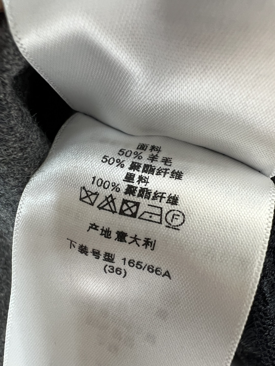 D家 26夏季新款 灰色蕾丝半裙 采用羊毛混纺面料 软糯挺括垂坠感满分 简约高腰直筒版型 下摆拼接精致黑
