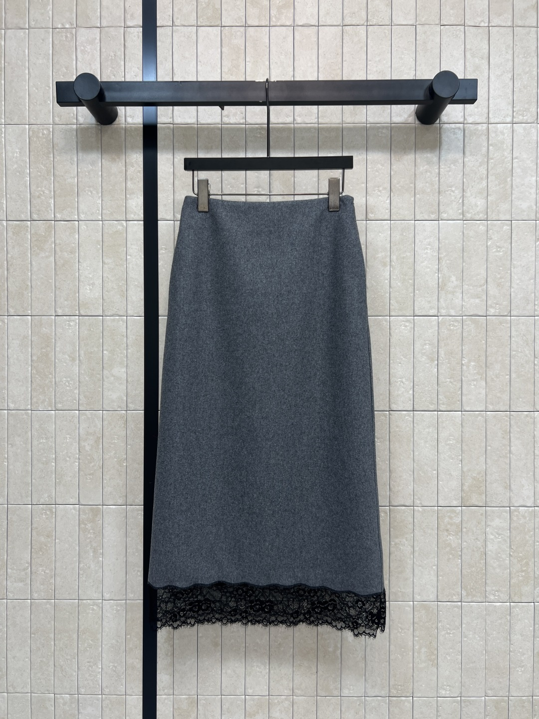NO:845743,D Home 26 new summer style gray lace skirt. Made of wool blended fabric. Soft and crisp with perfect drape. Simple high-waisted straight version. The hem is spliced ​​with exquisite black lace. Side zipper design. Easy to put on and take off. Can be matched with tops from the same series. Suspender skirts as a complete set. Suitable for daily commuting and casual dating. Four sizes in one color, Size/S-M-L-XL,, dior, skirts,19860909D家 26夏季新款 灰色蕾丝半裙 采用羊毛混纺面料 软糯挺括垂坠感满分 简约高腰直筒版型 下摆拼接精致黑色蕾丝花边 侧边拉链设计 穿脱方便 可搭配同系列上衣 吊带裙成套穿搭 通勤日常 轻熟约会都适配 一色四码Size/S-M-L-XL,,dior,skirts,,Women's clothing