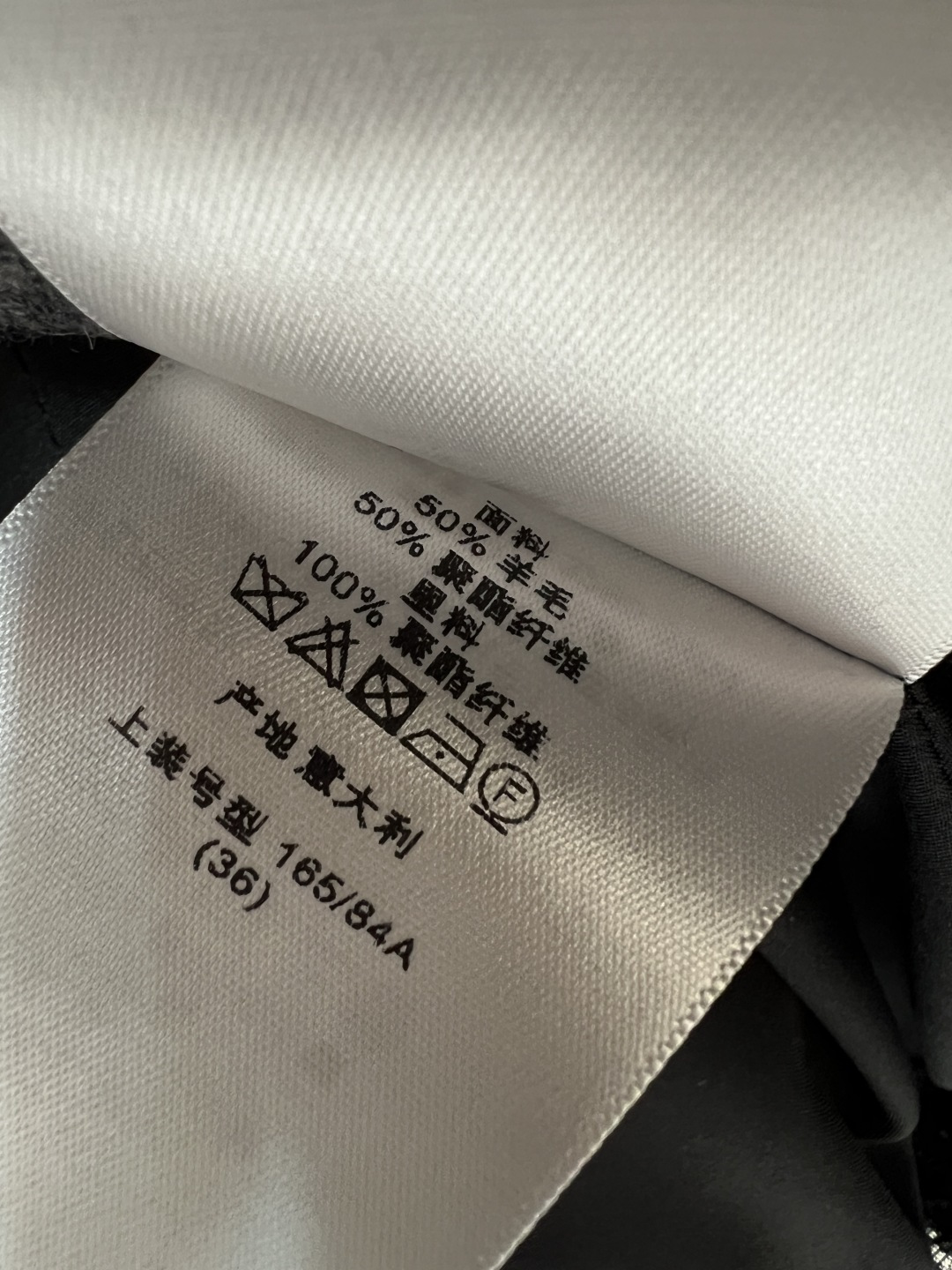 D家 26夏季新款 灰色蕾丝短袖上衣 采用羊毛混纺面料 短袖设计利落立领+精致系带 袖口与下摆拼接细腻黑