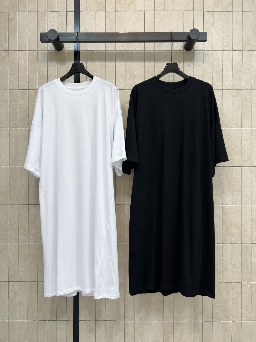 NO:855983,26 new summer style T-shirt dress, large version with loose shoulders, casual and lazy, tolerant of various body shapes, simple round neck + mid-sleeve design, loose and full, soft and skin-friendly drape fabric, breathable and comfortable regardless of season, home and leisure, commuting, lazy people can get dressed with one click, casual and advanced, easy to wear to create a relaxed atmosphere, two colors and three codes, Size/S-M-L,,skirts,tees,t-shirt,1986090926夏季新款 T恤连衣长裙 宽松落肩大版型 随性慵懒 包容各种身形 简约圆领+中袖设计 松弛感拉满 软糯亲肤垂感面料 透气舒适不挑季节 居家休闲 出门通勤 懒人穿搭一键搞定 随性高级 轻松穿出松弛氛围感 两色三码Size/S-M-L,,skirts,tees，t-shirt,,Women's clothing