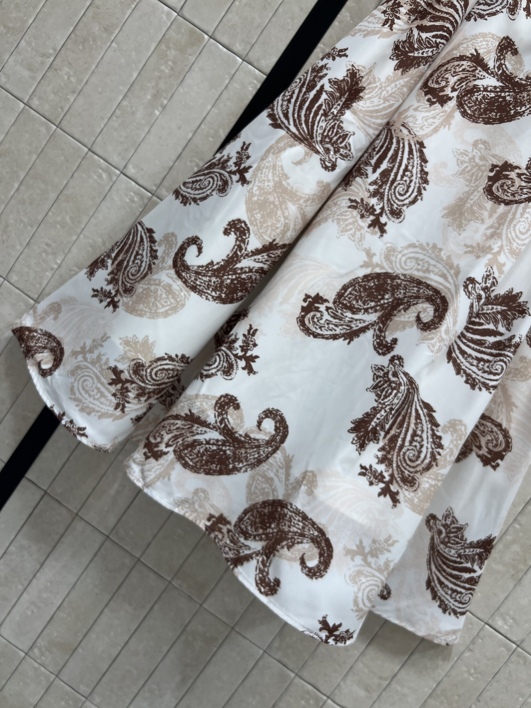 D家 26夏季新款 复古佩斯利印花连衣裙 经典翻领短袖衬衫设计+单排珍珠扣 优雅精致拉满 搭配黑色腰带 