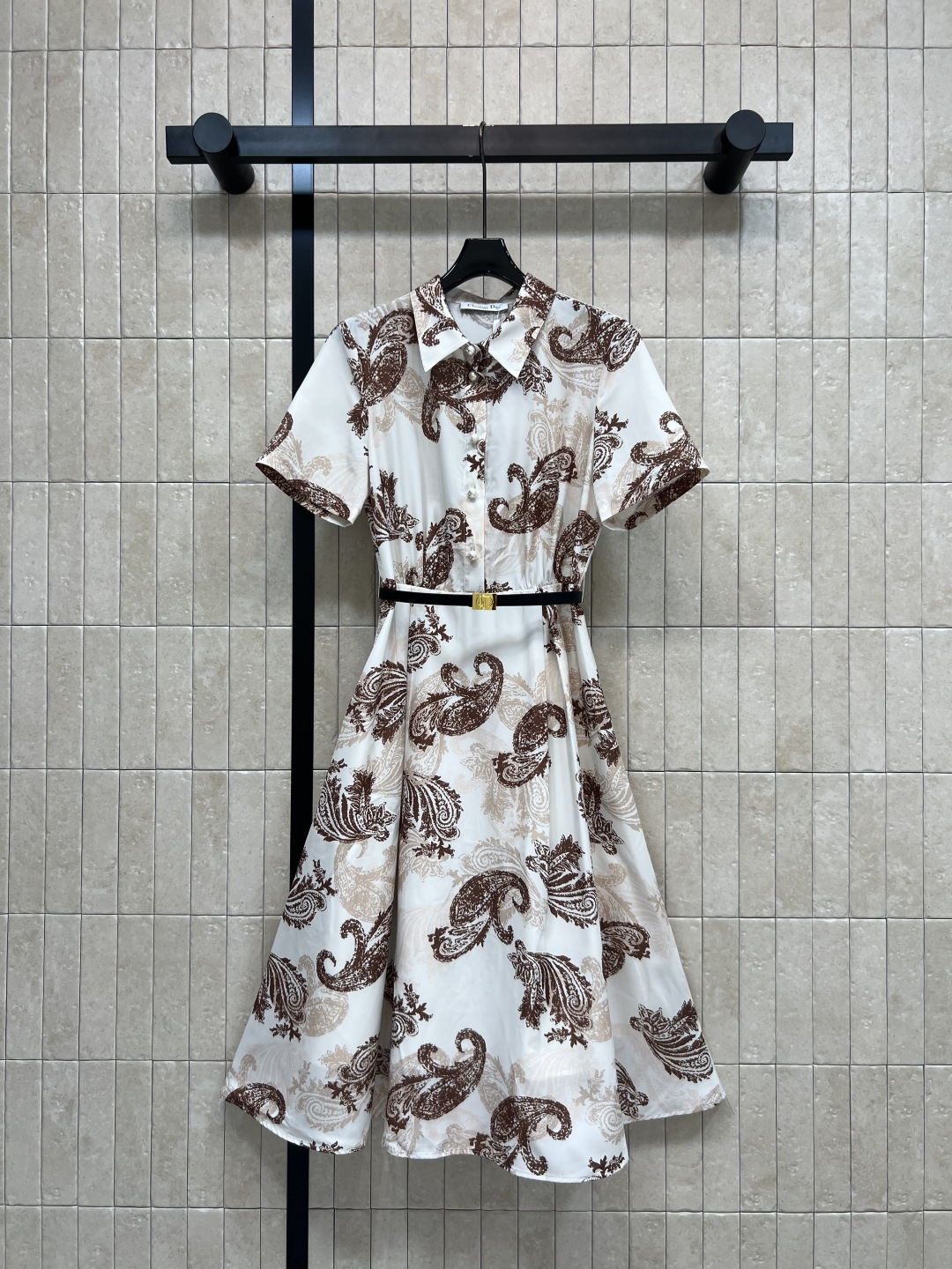 NO:855998,D's 26 new summer style retro paisley print dress, classic lapel short-sleeved shirt design + single row of pearl buttons, elegant and delicate full pull, with black belt, precise waistline to outline a small waist, large drape skirt, super slimming, suitable for commuting and outing, suitable for daily appointments, paired with sandals or small bags, full of atmosphere, two colors and three sizes, Size/S-M-L, dior, sandals, skirts, shirts, T-shirt,19860909D家 26夏季新款 复古佩斯利印花连衣裙 经典翻领短袖衬衫设计+单排珍珠扣 优雅精致拉满 搭配黑色腰带 精准收腰勾勒小蛮腰 大摆垂坠裙摆 藏肉超显瘦 通勤出游 日常约会都适配 搭配凉鞋或小包 氛围感直接拉满 两色三码Size/S-M-L,,dior,sandals,skirts,shirts,T-shirt,,Women's clothing
